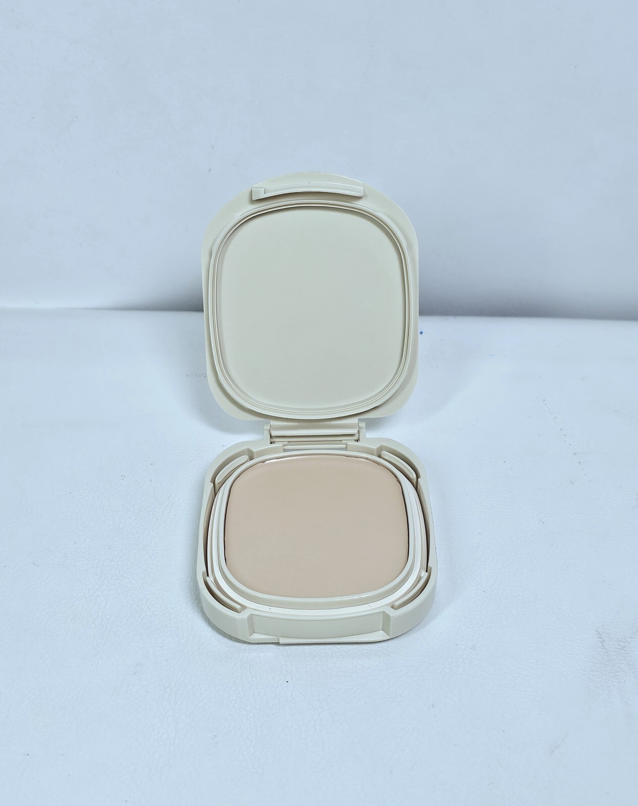 Vintage Shiseido Liquid Compact Refill – O2 Natural Light Ochre – 12 g / .42 oz