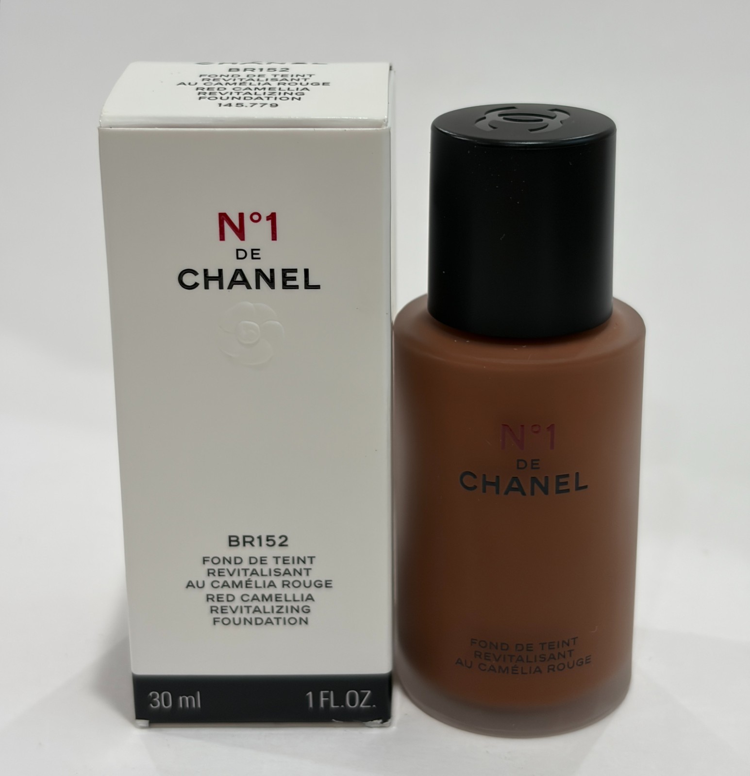 Chanel N°1 De Chanel Red Camellia Revitalizing Foundation BR152 1 oz / 30 ml NIB