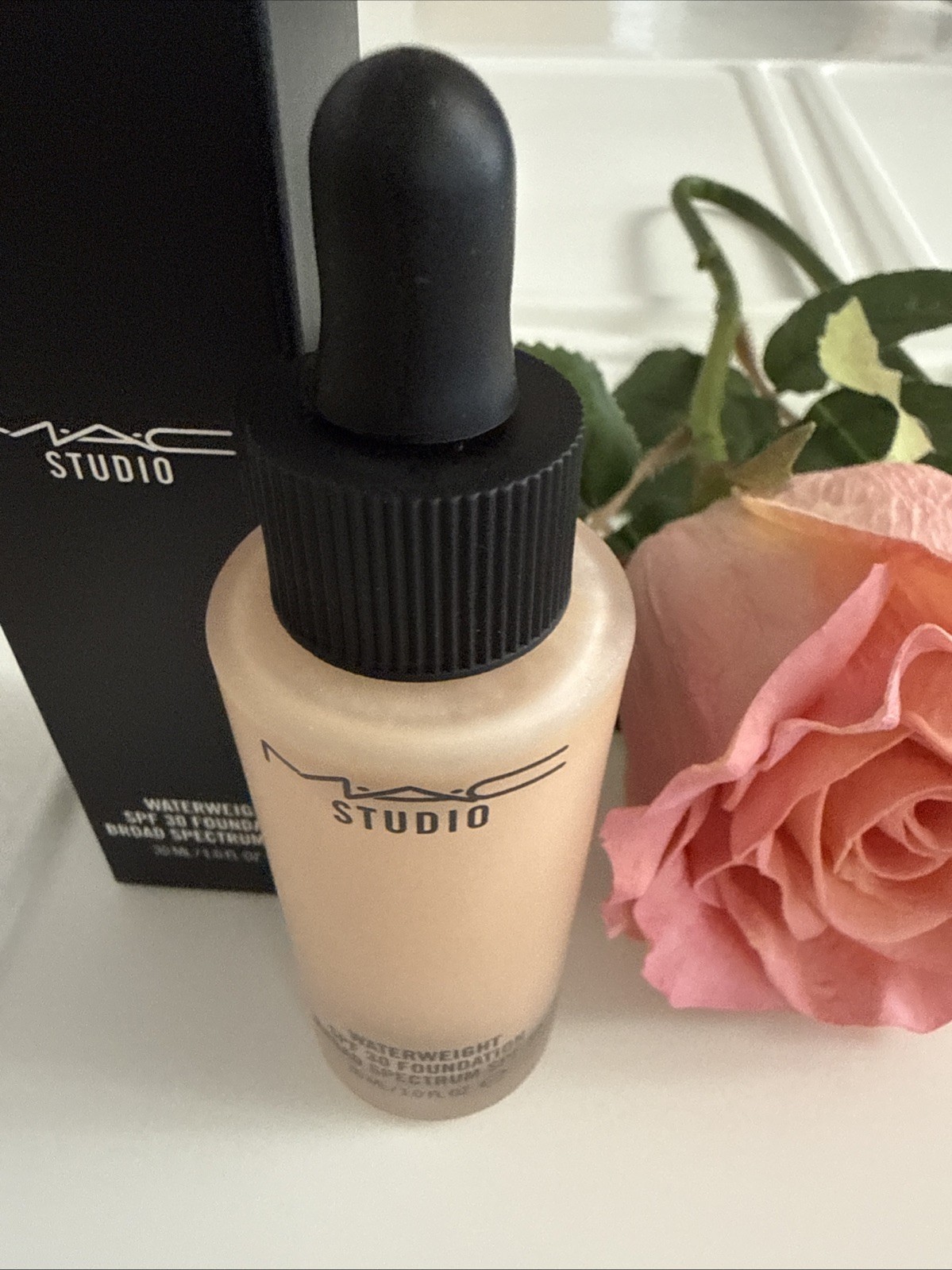 MAC Studio Waterweight Foundation SPF 30 Original Formula – NW22 – Discontinued