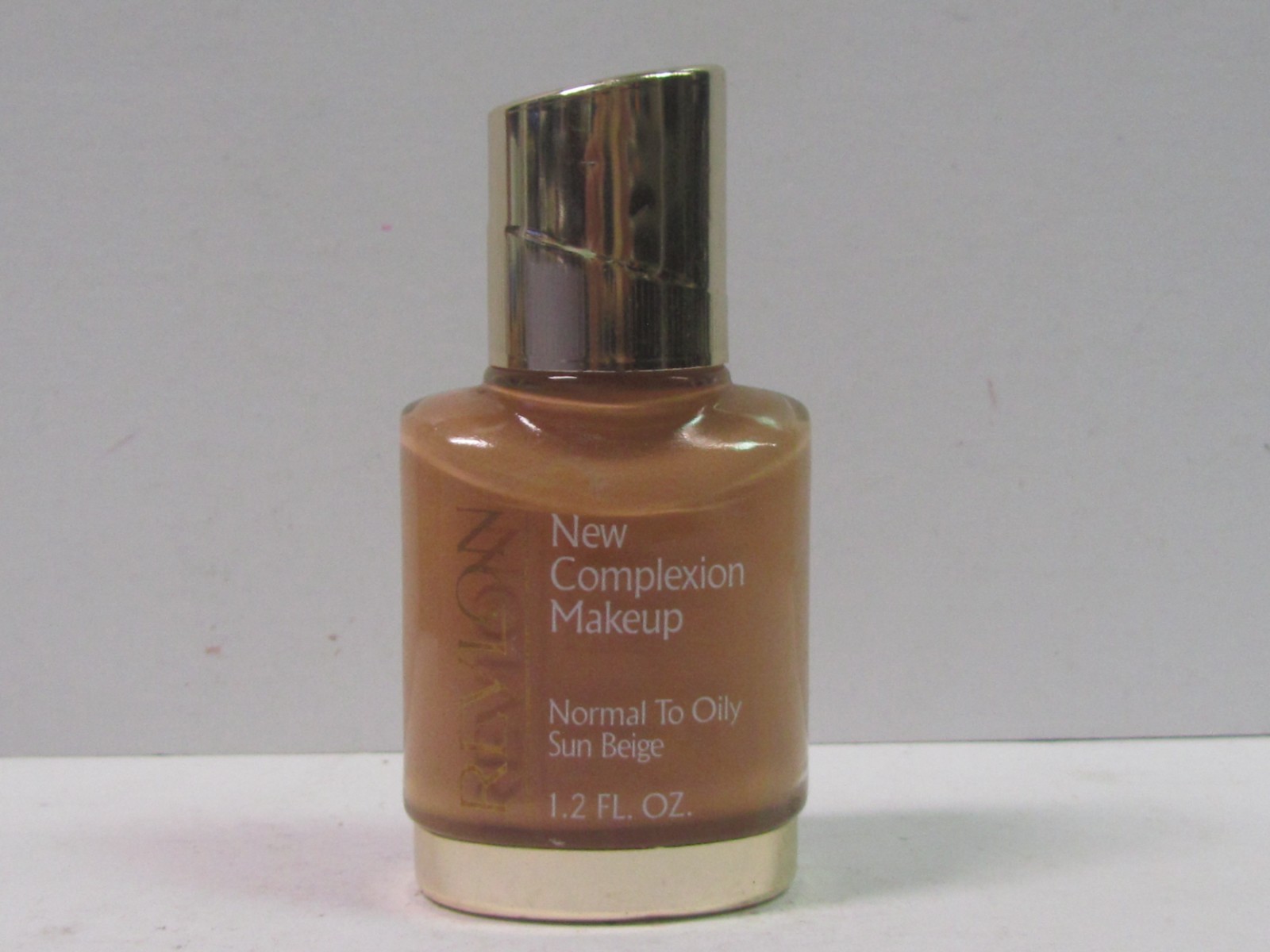 Revlon New Complexion Makeup Normal to Oily color Sun Beige 1.20 oz Brand New