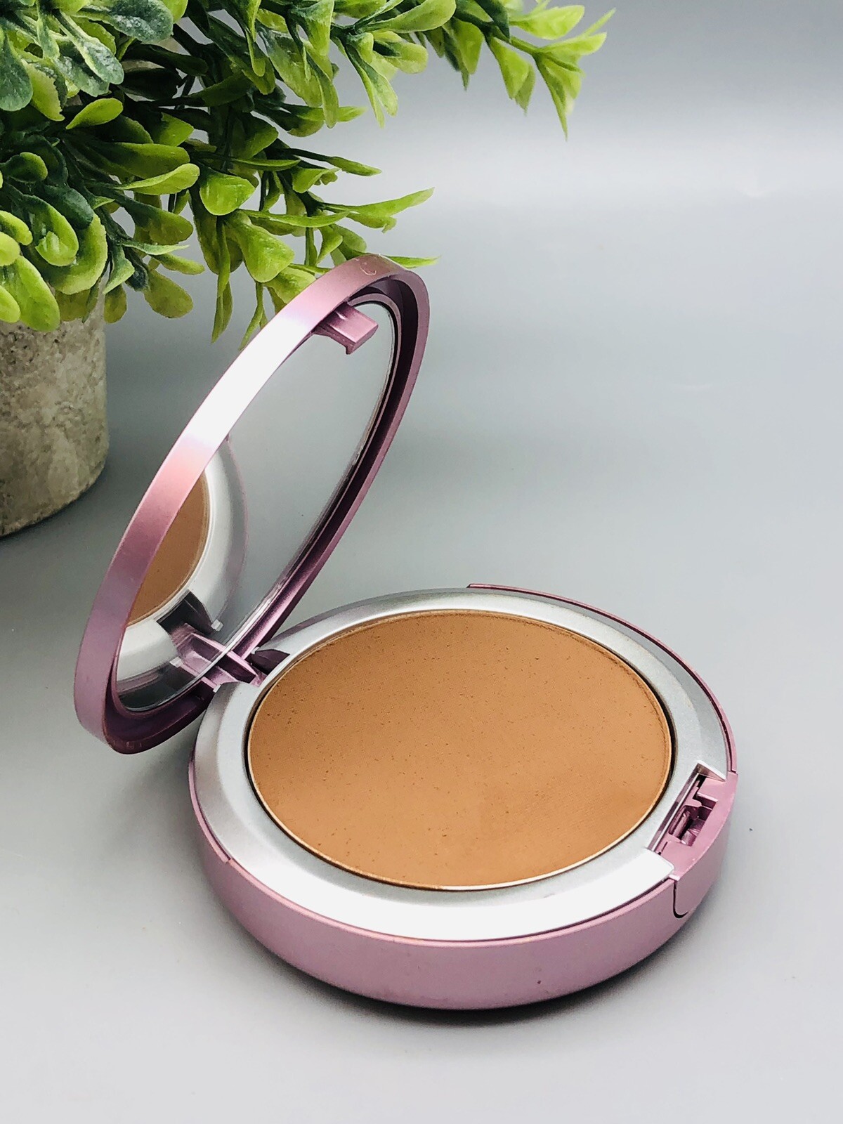 Mally Poreless Perfection Glowing Foundation DEEP 0.39 oz New without Box