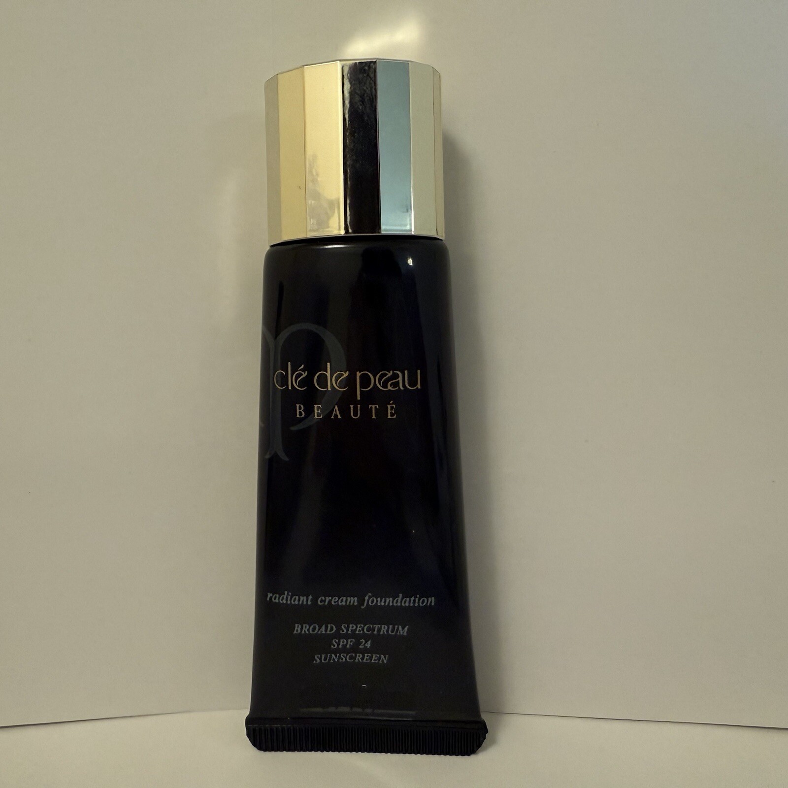 new Cle De Peau Beaute Radiant Cream Foundation Very Light ivory i10 21ml .87oz
