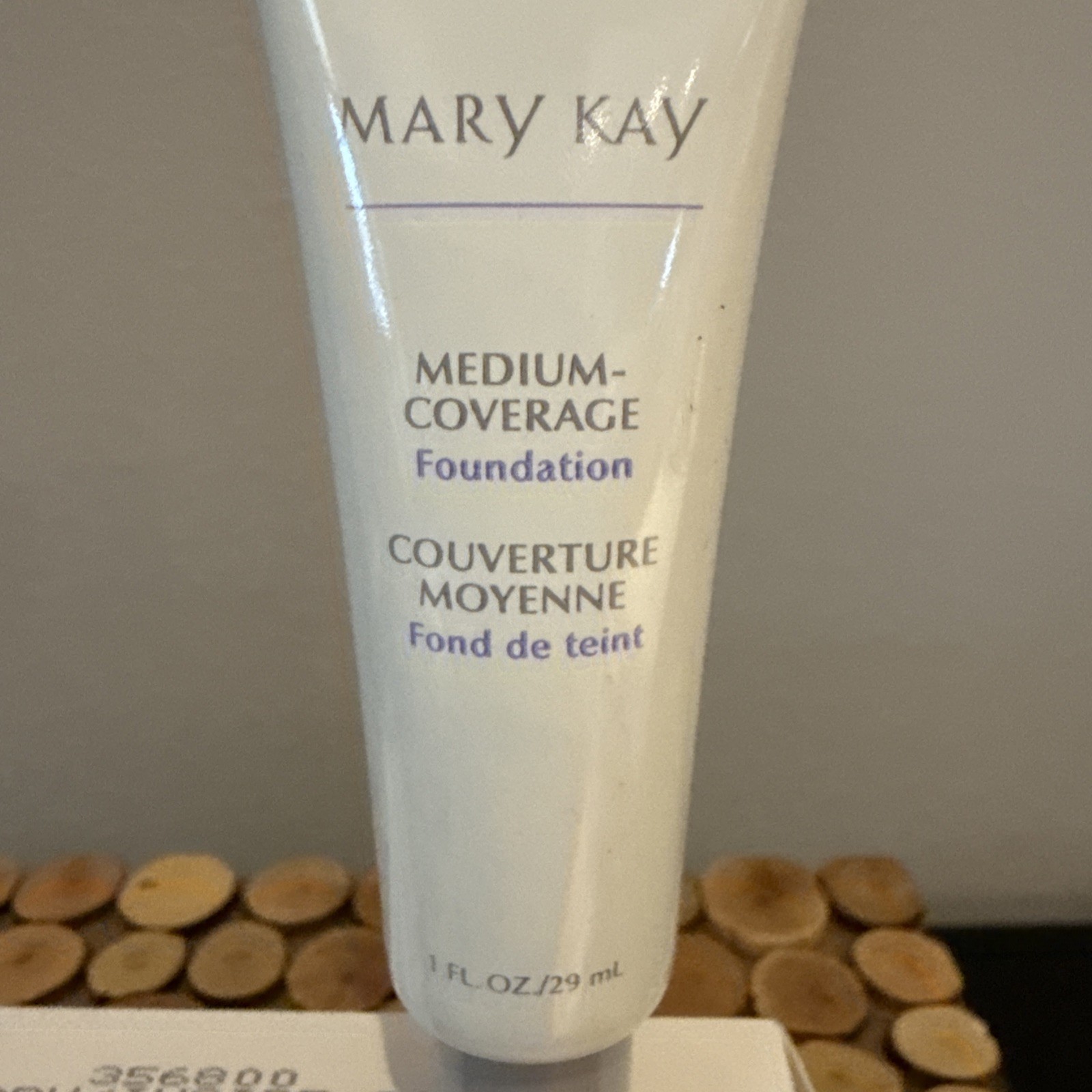 Mary Kay Medium Coverage Foundation Ivory 202 Gray Cap – 1 OZ – 356800