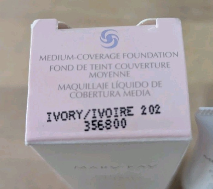 Mary Kay Medium Coverage Foundation Ivory 202 Pink Cap Oil New in Box 356800