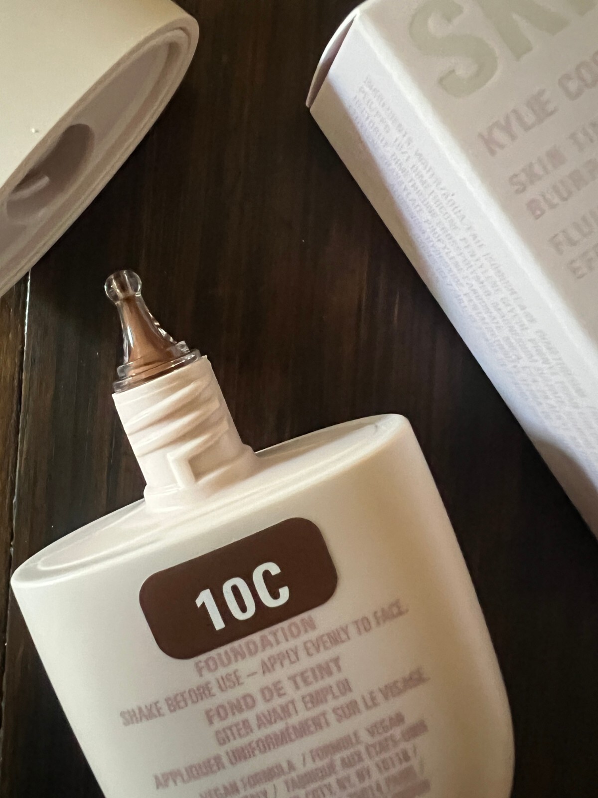 Kylie Cosmetics / Skin Tint Blurring Elixir / 10C / Foundation / Kylie Jenner
