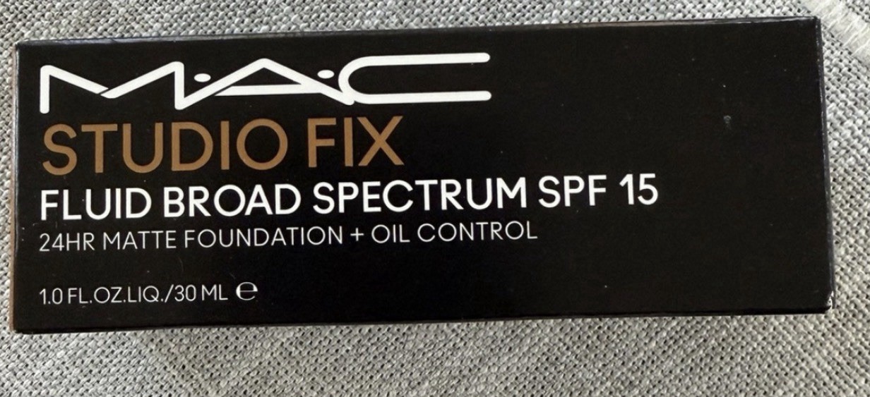 M·A·C Studio Fix Fluid Foundation Matte SPF 15, NC40 1 fl oz