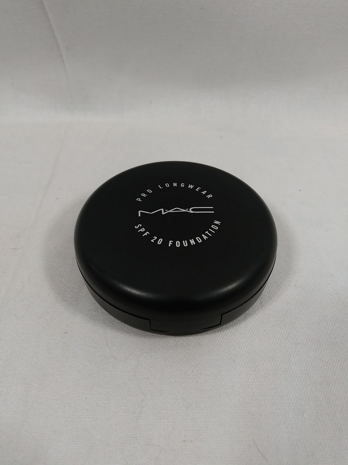 MAC ‘Pro Longwear’ SPF 20 Compact Foundation, NC40