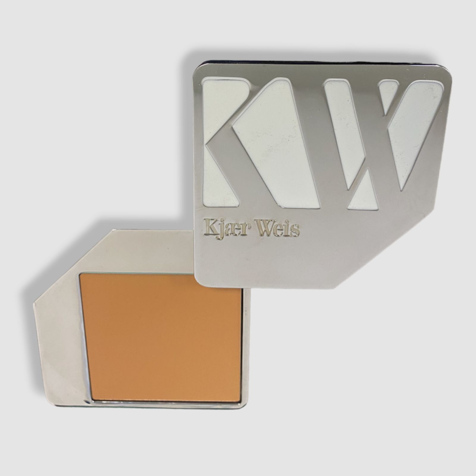 $72 KJAER WEIS Women’s Transparent Cream Foundation