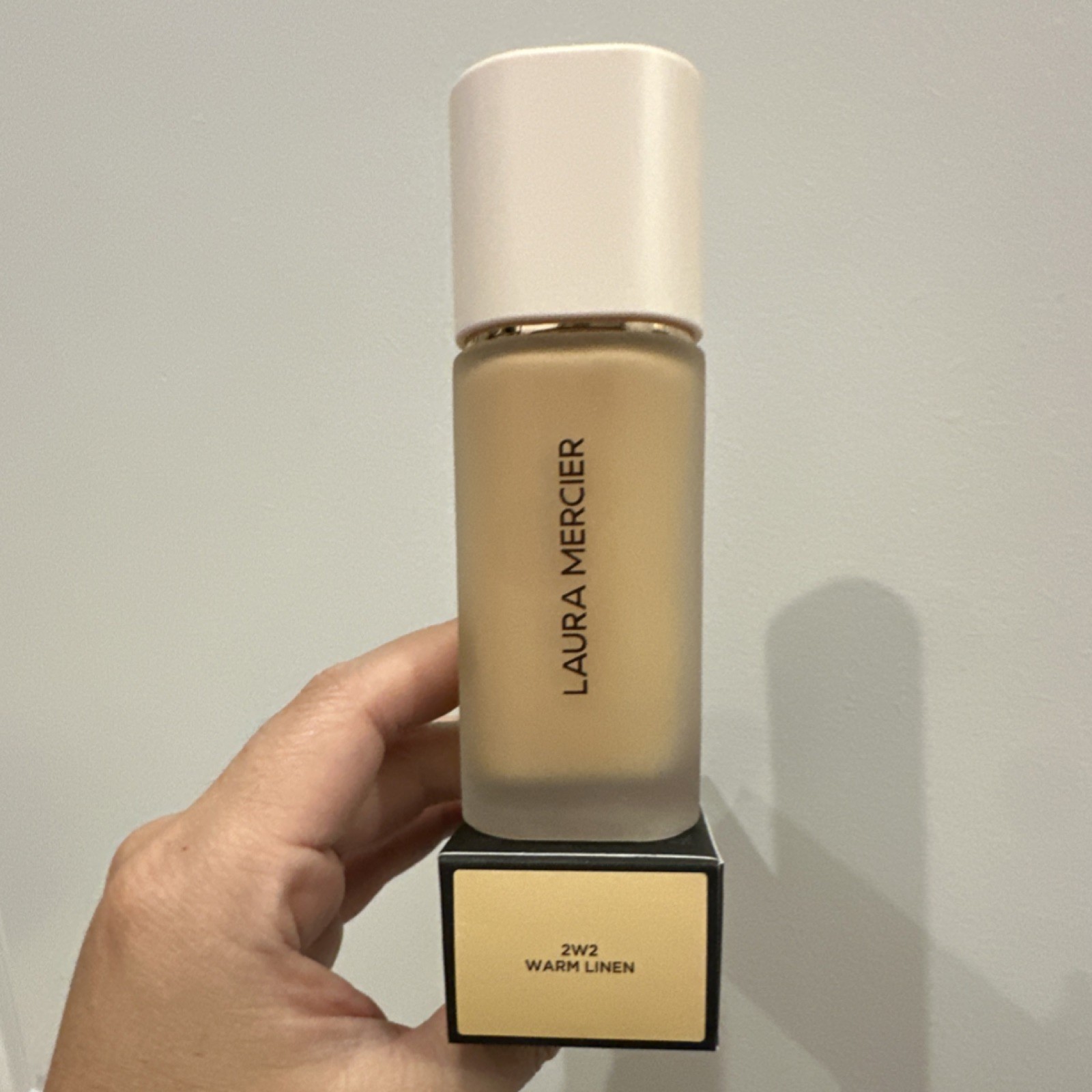 Laura Mercier Liquid Foundation 2W2 Warm Linen Laura Mercier 2W2 Model 1 fl oz