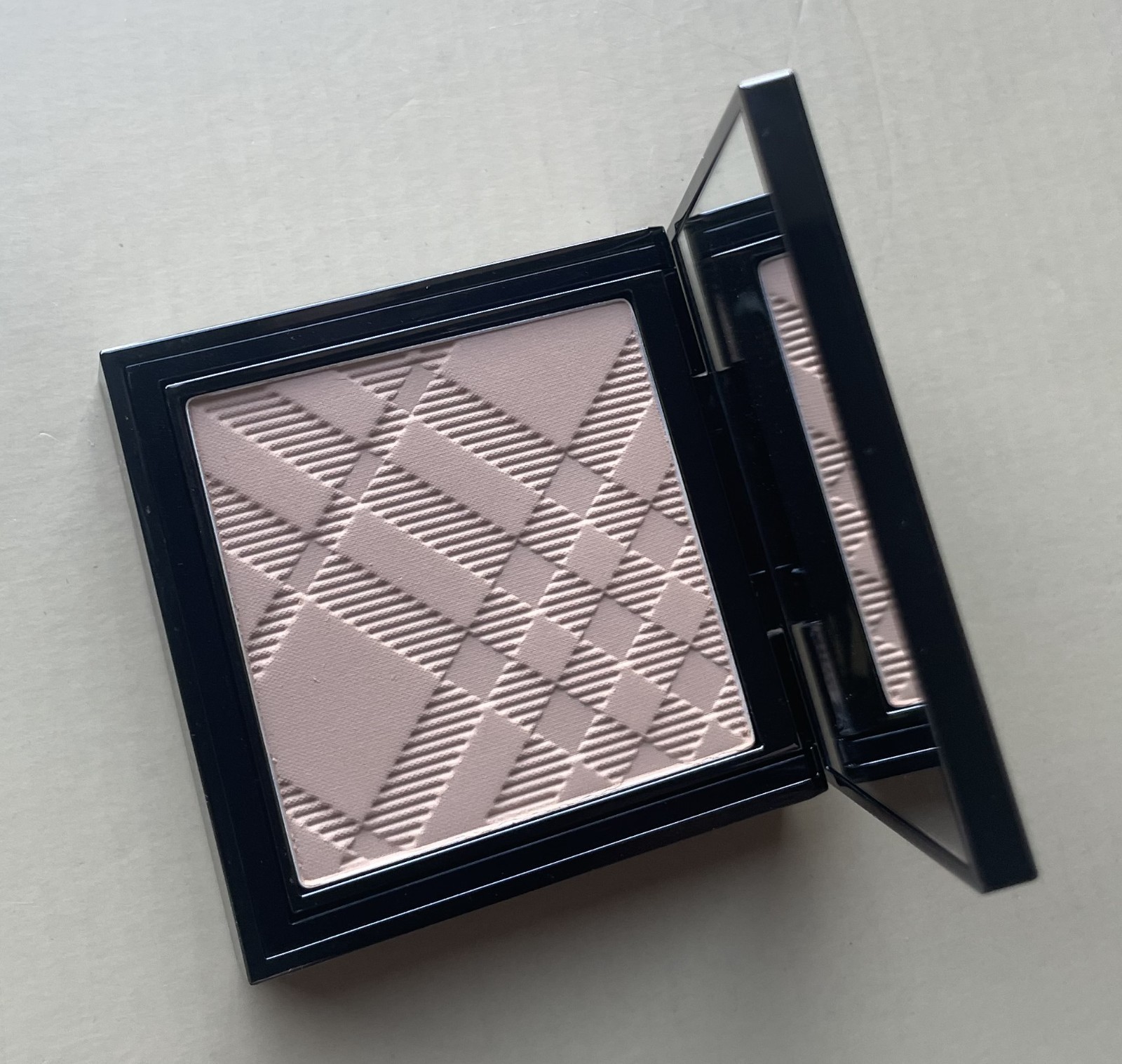 Burberry Fresh Glow Compact Luminous Foundation Powder Honey No 32 SPF 10 – PA++