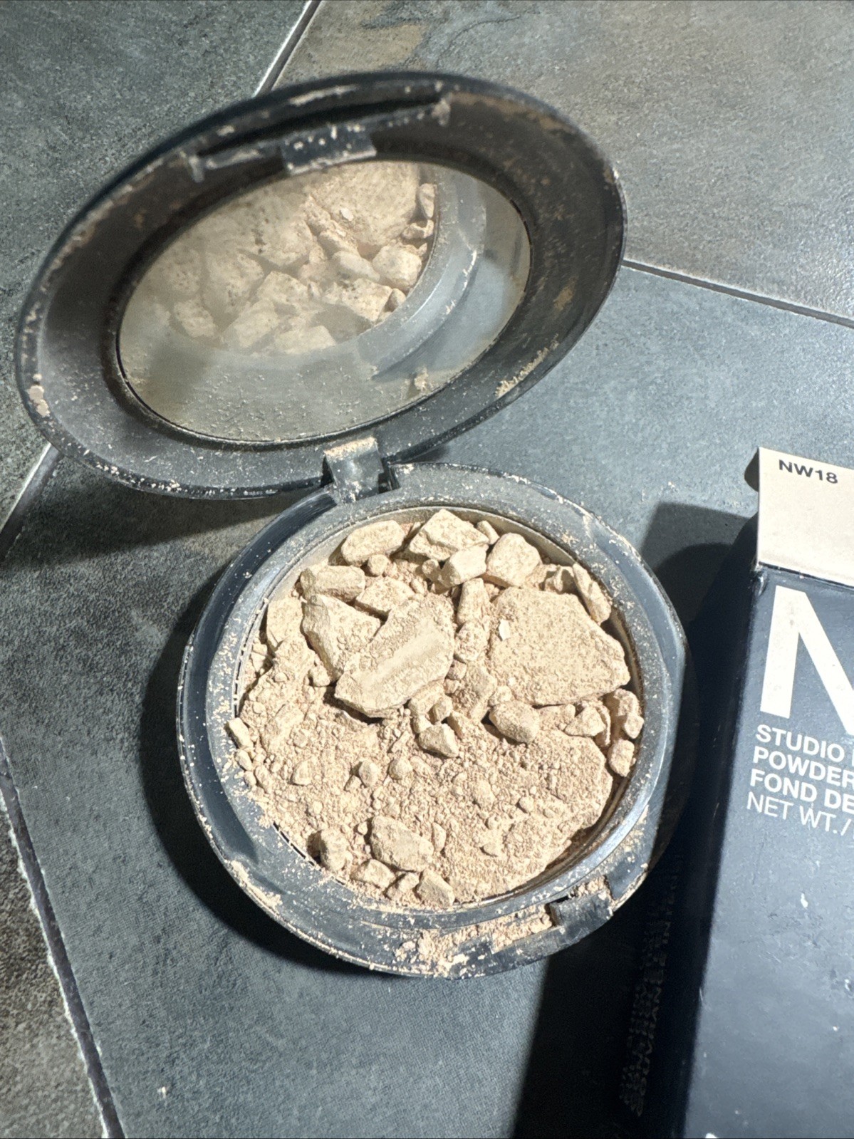 MAC Studio Fix Powder Plus Foundation – NW18. Original Formula, It’s Cracked A54