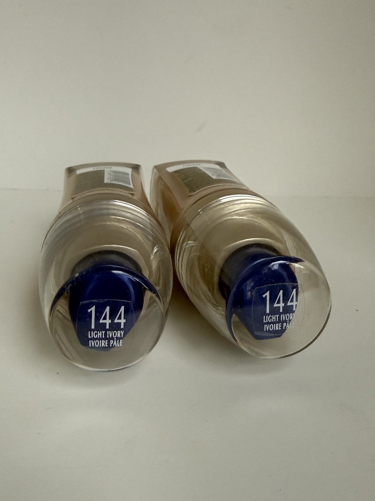 2 x L’Oreal Visible Lift Serum Absolute Foundation 144 LIGHT IVORY