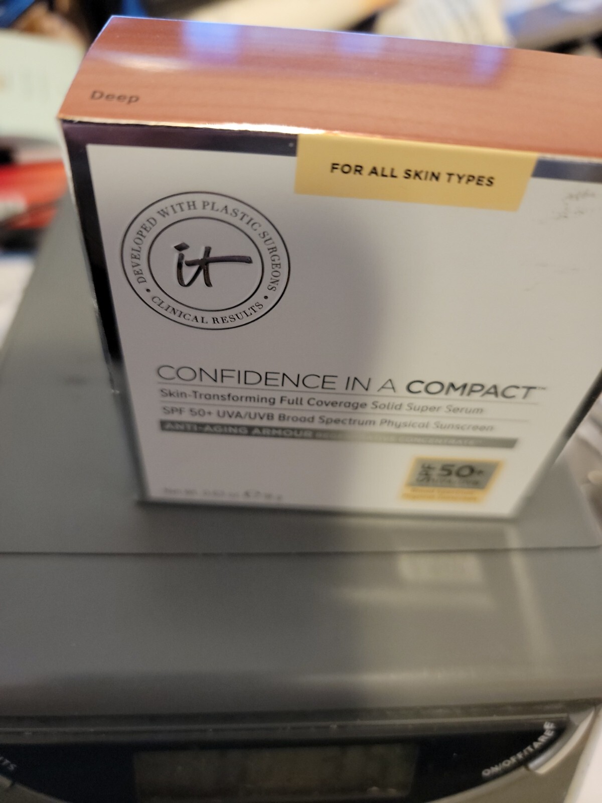 IT COSMETICS Confidence in a Compact DEEP Solid Serum Foundation Sealed NIB HTF