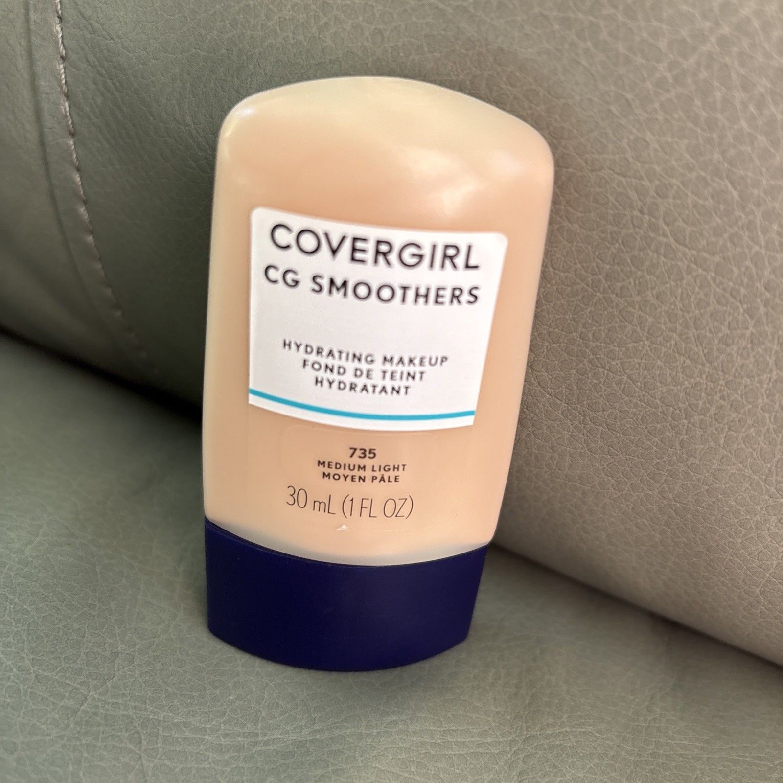 Covergirl CG Smoothers Hydrating Makeup #735 MED LIGHT FULLSIZE DISCONTINUED new