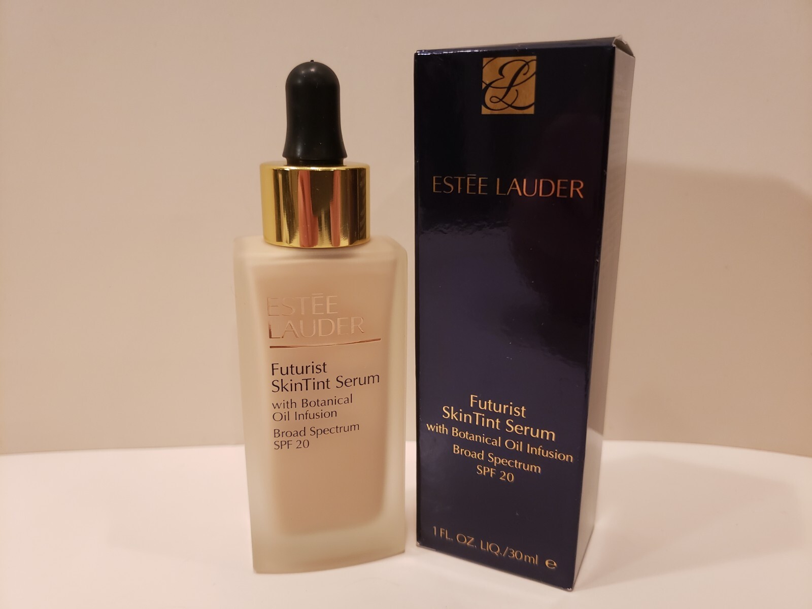 Estee Lauder~Futurist SkinTint Serum Foundation w/ SPF20~0N1 Alabaster – 1oz~NIB