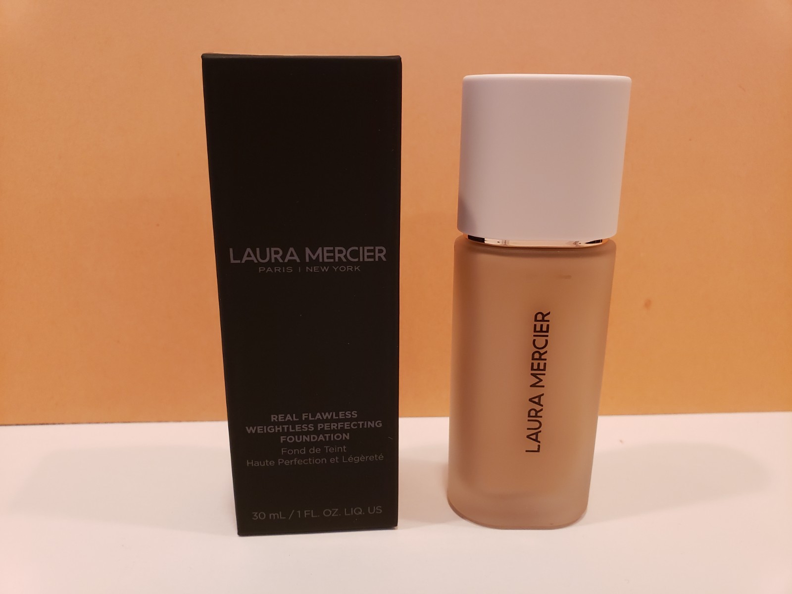Laura Mercier~Real Flawless Weightless Perfecting Foundation~2C1 – Ecru ~ 1oz