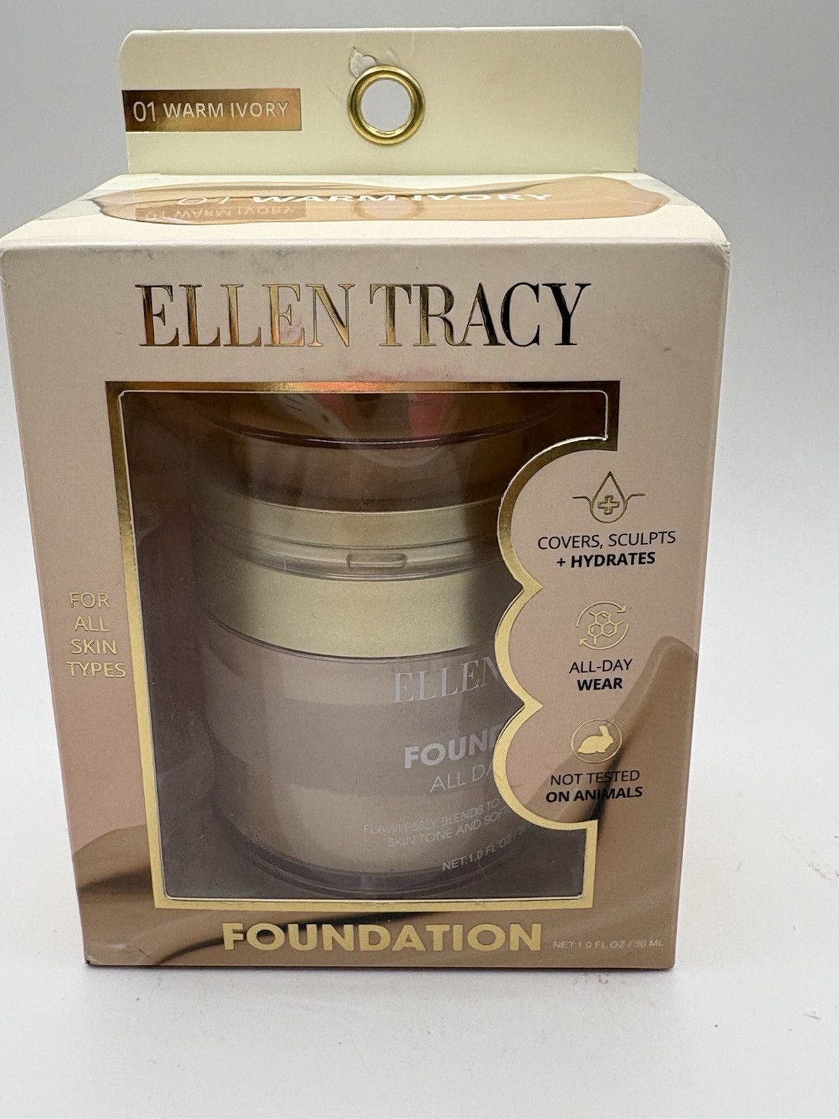 Ellen Tracy 01 Warm Ivory Foundation / Covers, Sculpts + Hydrates
