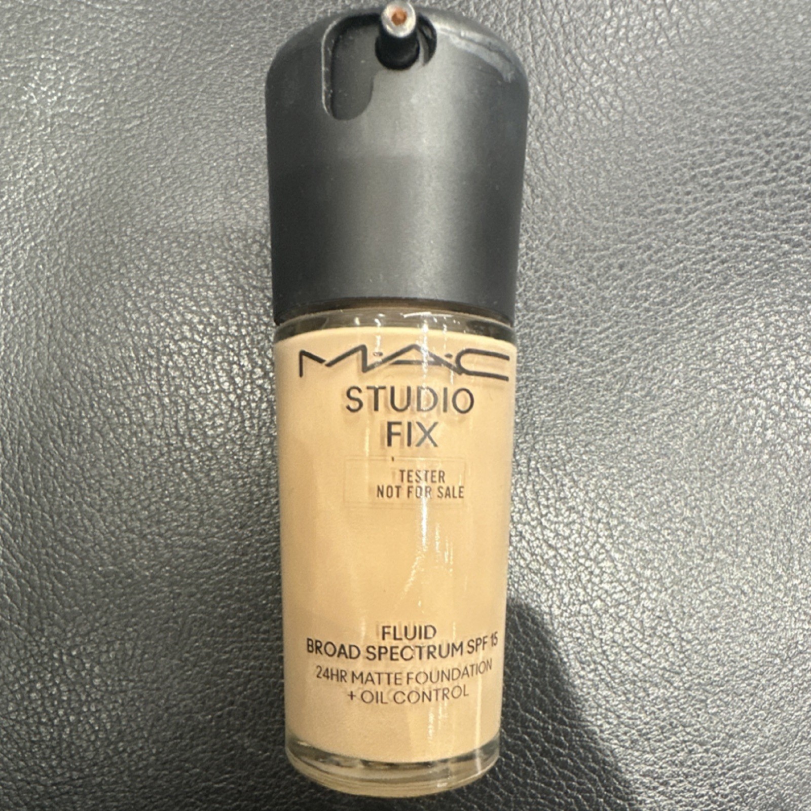 M·A·C Studio Fix Fluid Foundation Matte Liquid SPF 15 NC20 1.0 fl oz / 30mL