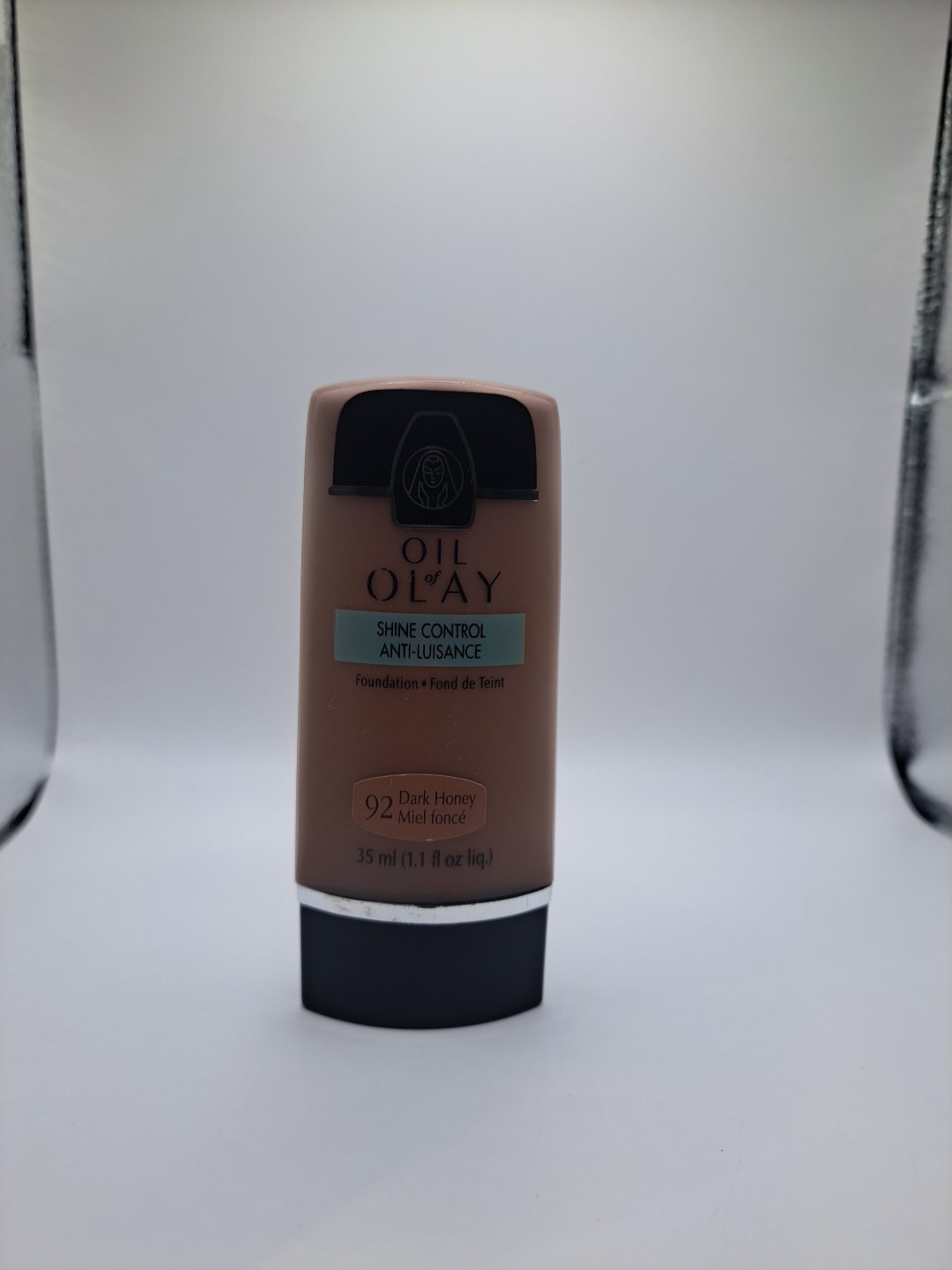 Oil of Olay Shine Control Anti-Luisance Foundation ) Full Size. 92 dark