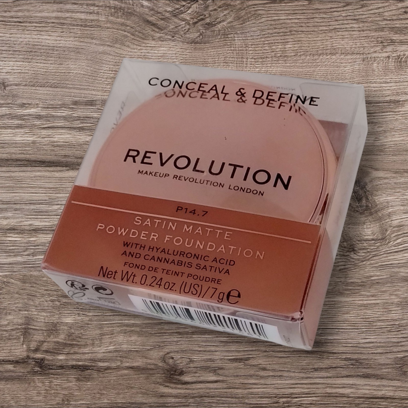 Makeup Revolution CONCEAL & DEFINE Satin Matte Powder Foundation P14.7 Sealed