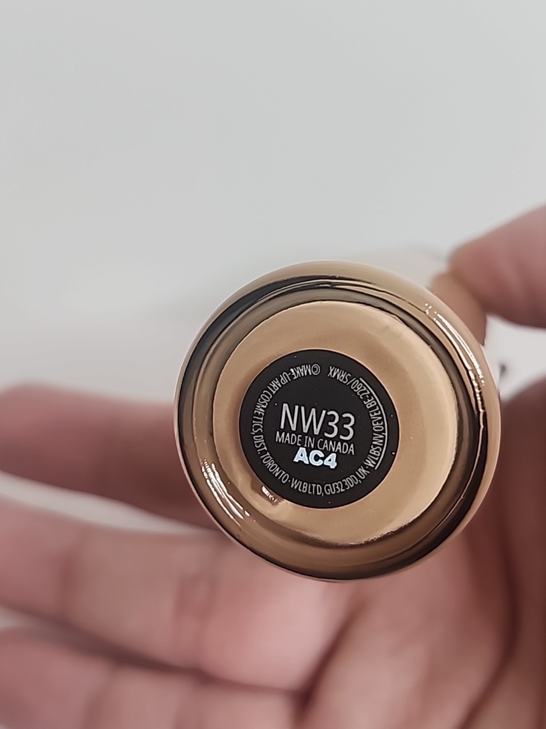 Mac NW33 Studio Fix Fluid Broad Spectrum SPF 15 24HR Matte Foundation NIB
