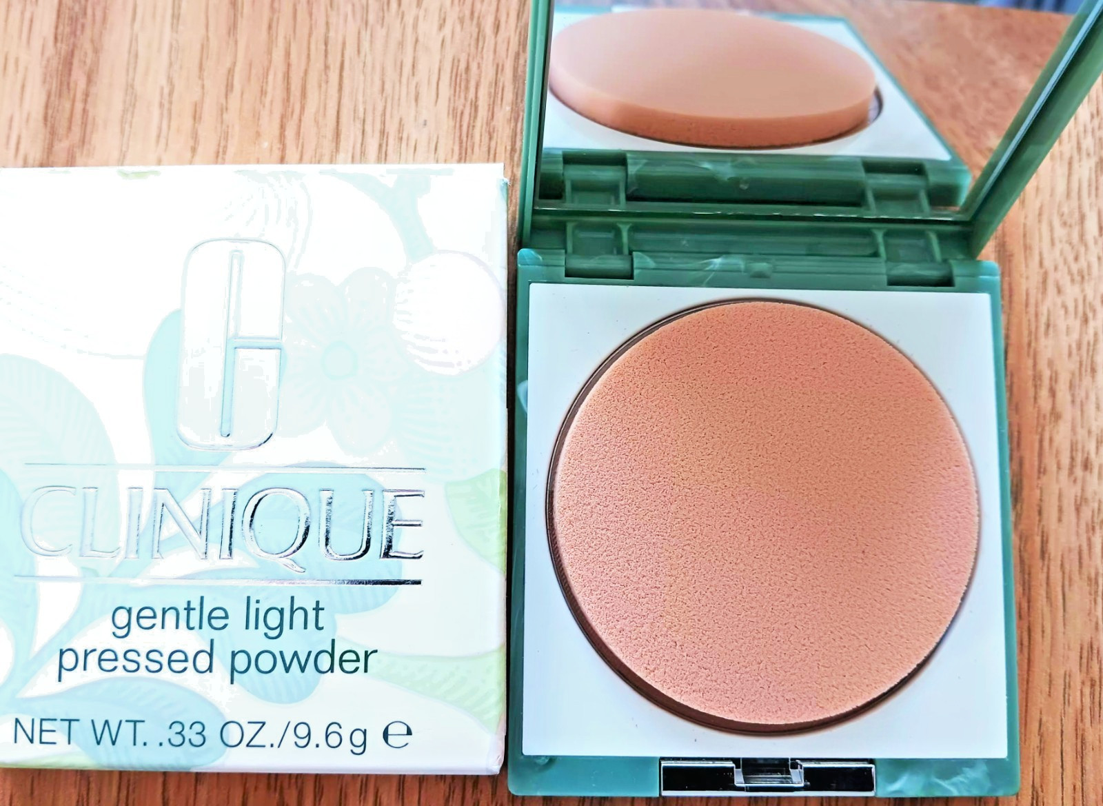 Clinique Gentle Light Pressed Powder shade 03 Gentle Glow 4+ .33 oz / 9.6 g NIB