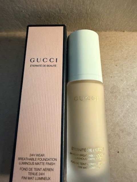 Gucci 24 Hour Wear Luminous Matte Finish Foundation # 220W MEDIUM FAIR 1 oz NIB