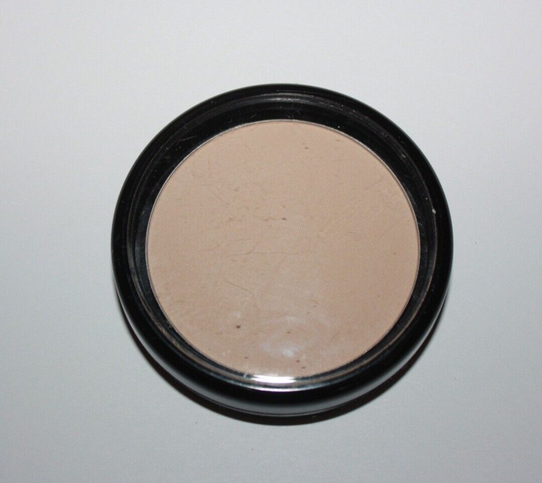 Stila Illuminating Powder Foundation SPF12 10 Watts ( porcelain to fair) SEALED