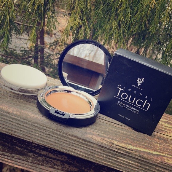 YOUNIQUE MINERAL TOUCH CREAM FOUNDATION- Taffeta –