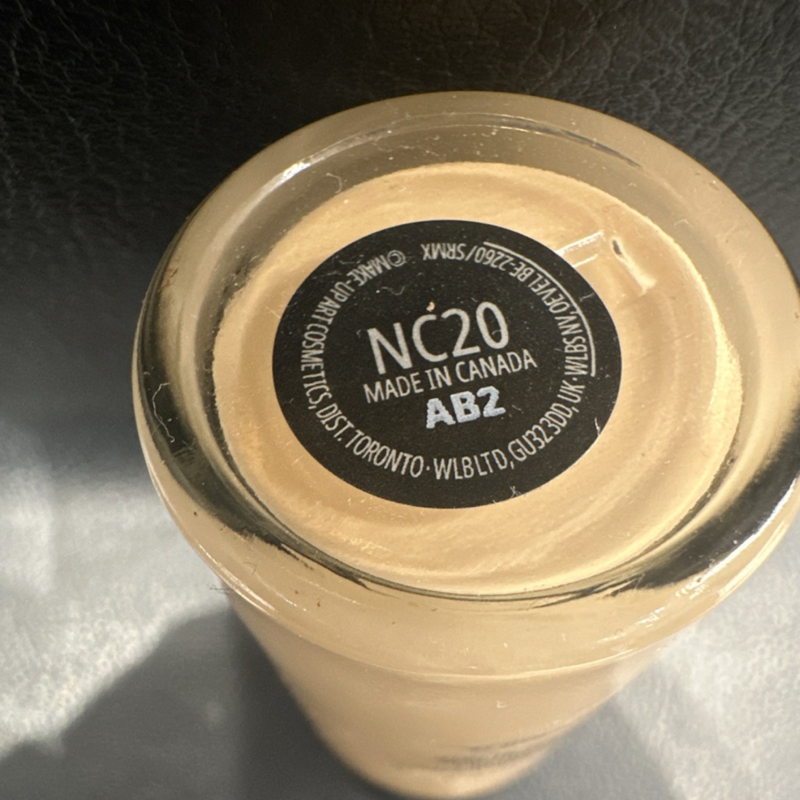 M·A·C Studio Fix Fluid Foundation Matte Liquid SPF 15 NC20 1.0 fl oz / 30mL