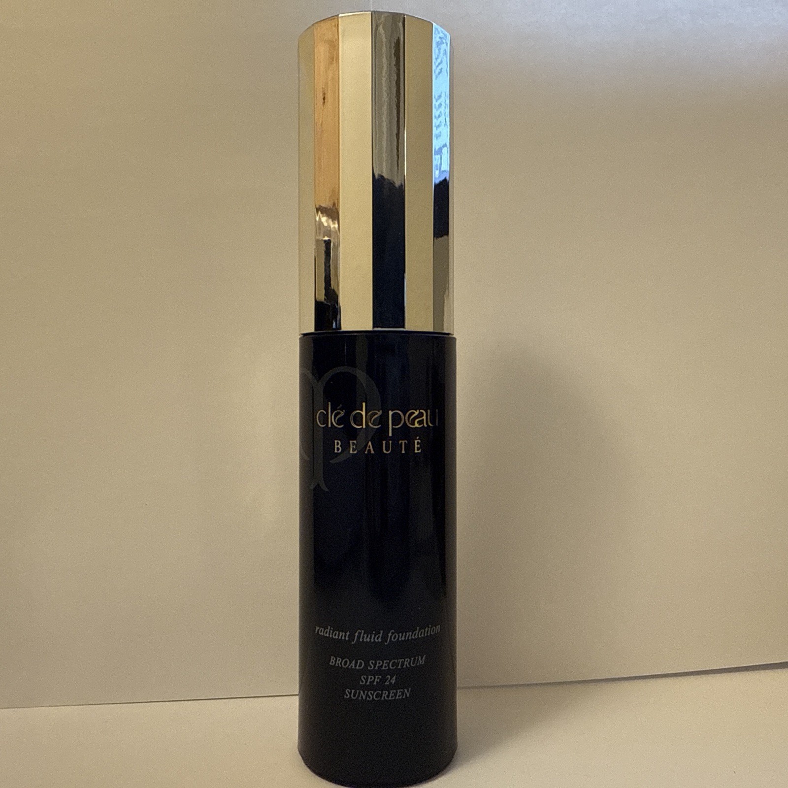 new CLE DE PEAU BEAUTE RADIANT FLUID FOUNDATION o30 Medium Ocher 1oz spf24