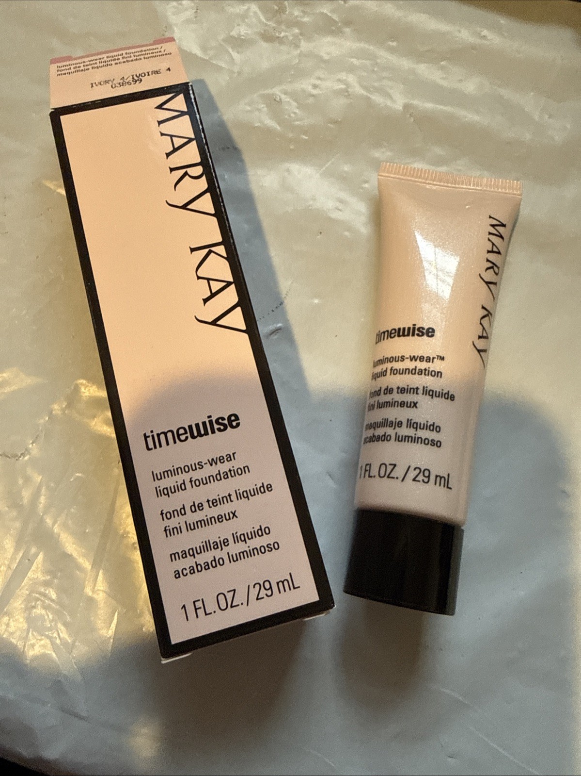MARY KAY TIMEWISE WEAR LIQUID FOUNDATION. IVORY 4