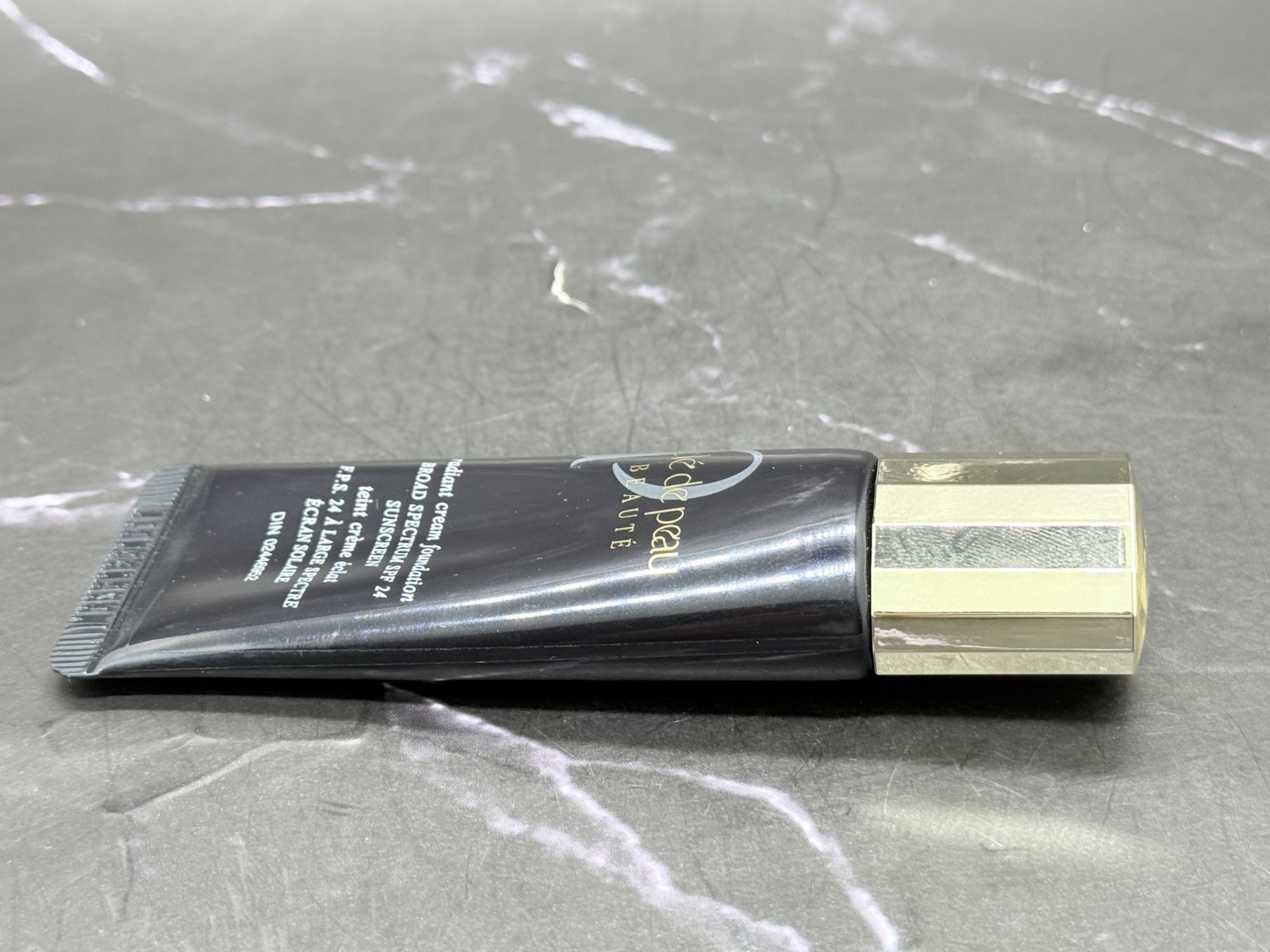 Clé de Peau Beauté Radiant Cream Foundation SPF 24 Color O30- 21 ml-