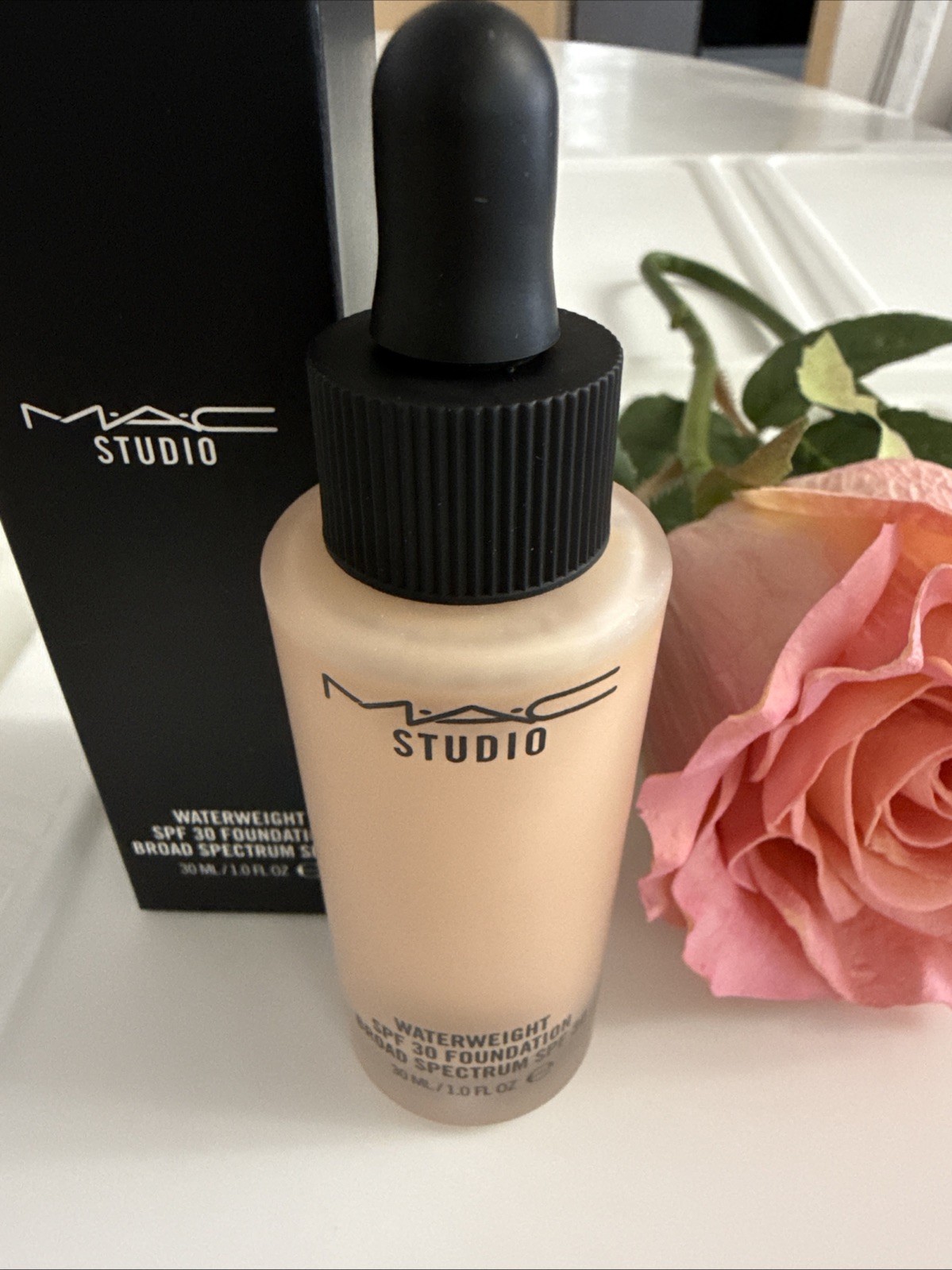 MAC Studio Waterweight Foundation SPF 30 Original Formula – NW22 – Discontinued