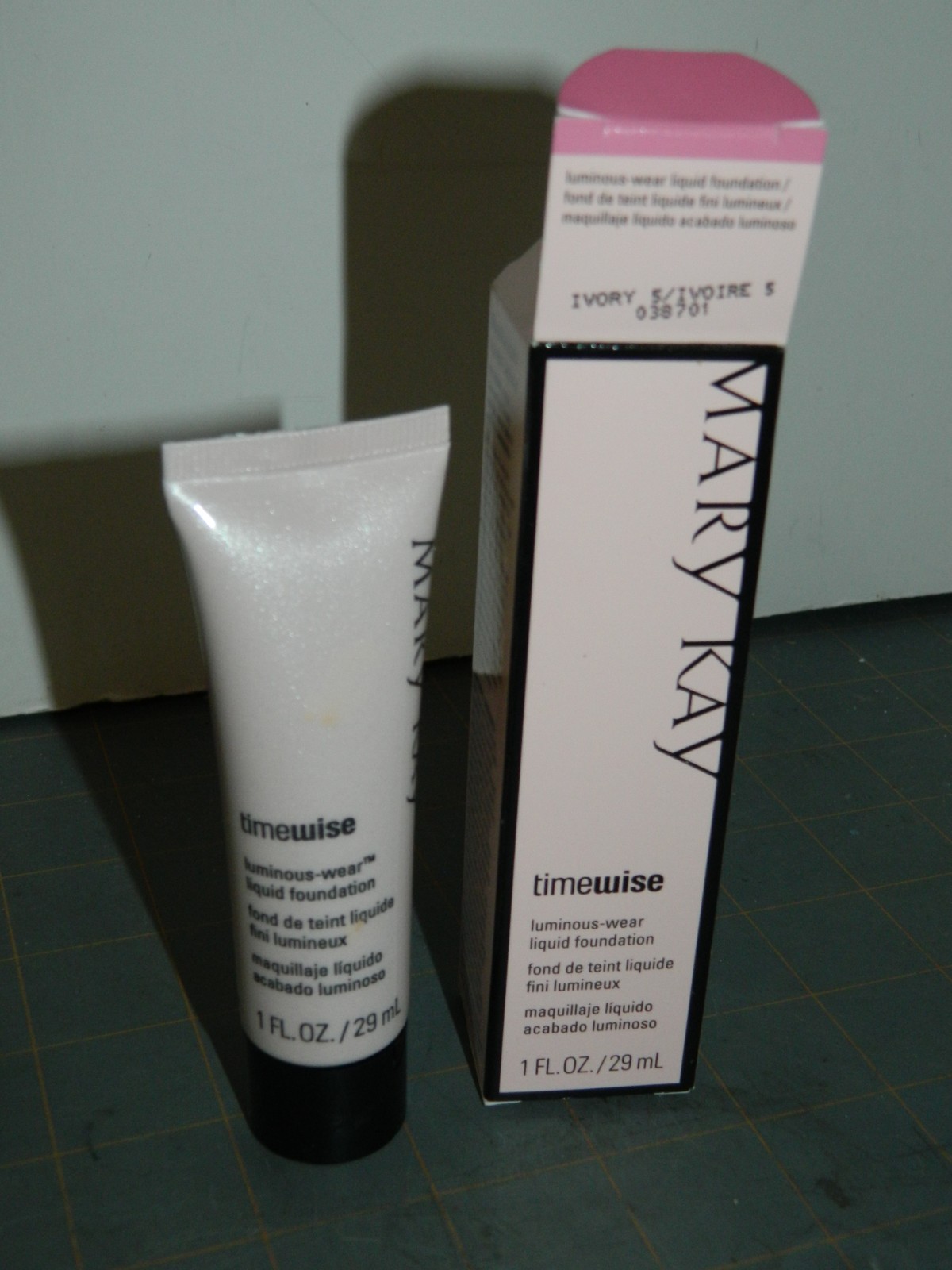 MARY KAY TIMEWISE Luminous Wear Liquid Foundation 038701 Ivory 5 New in box