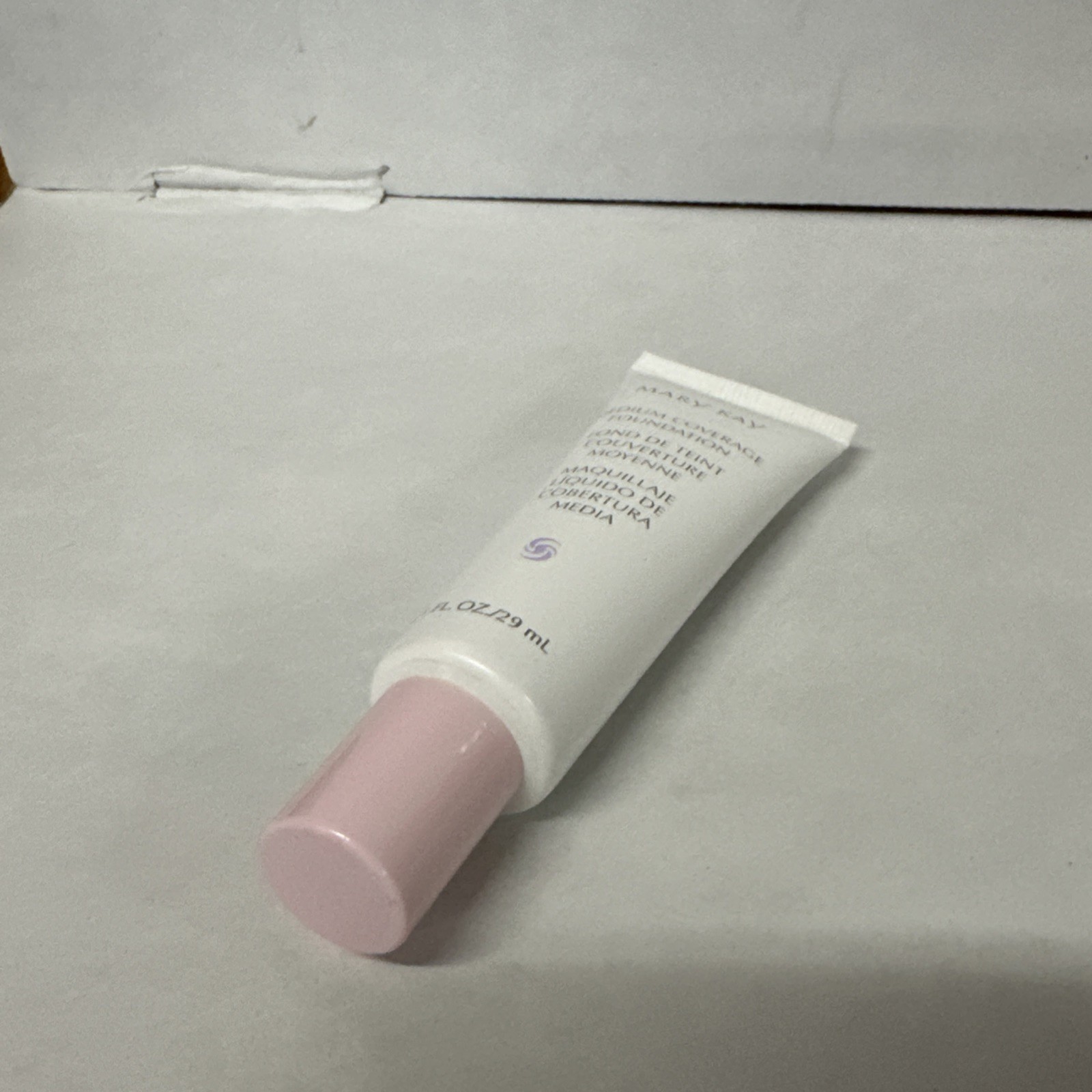 Mary Kay Medium Coverage Foundation ivory 104 Normal/Oily -Pink Cap