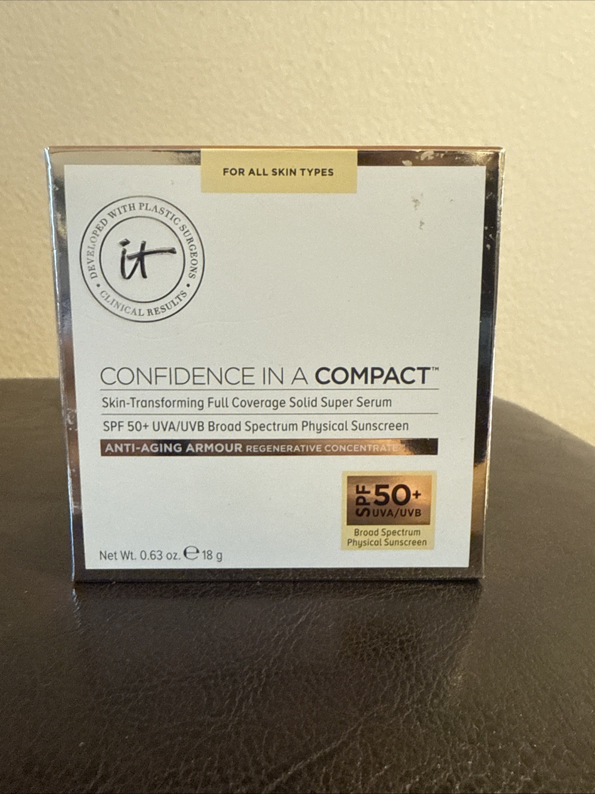 it Cosmetics Confidence in a Compact SPF 50 Foundation MEDIUM 0.63 oz FULL SIZE