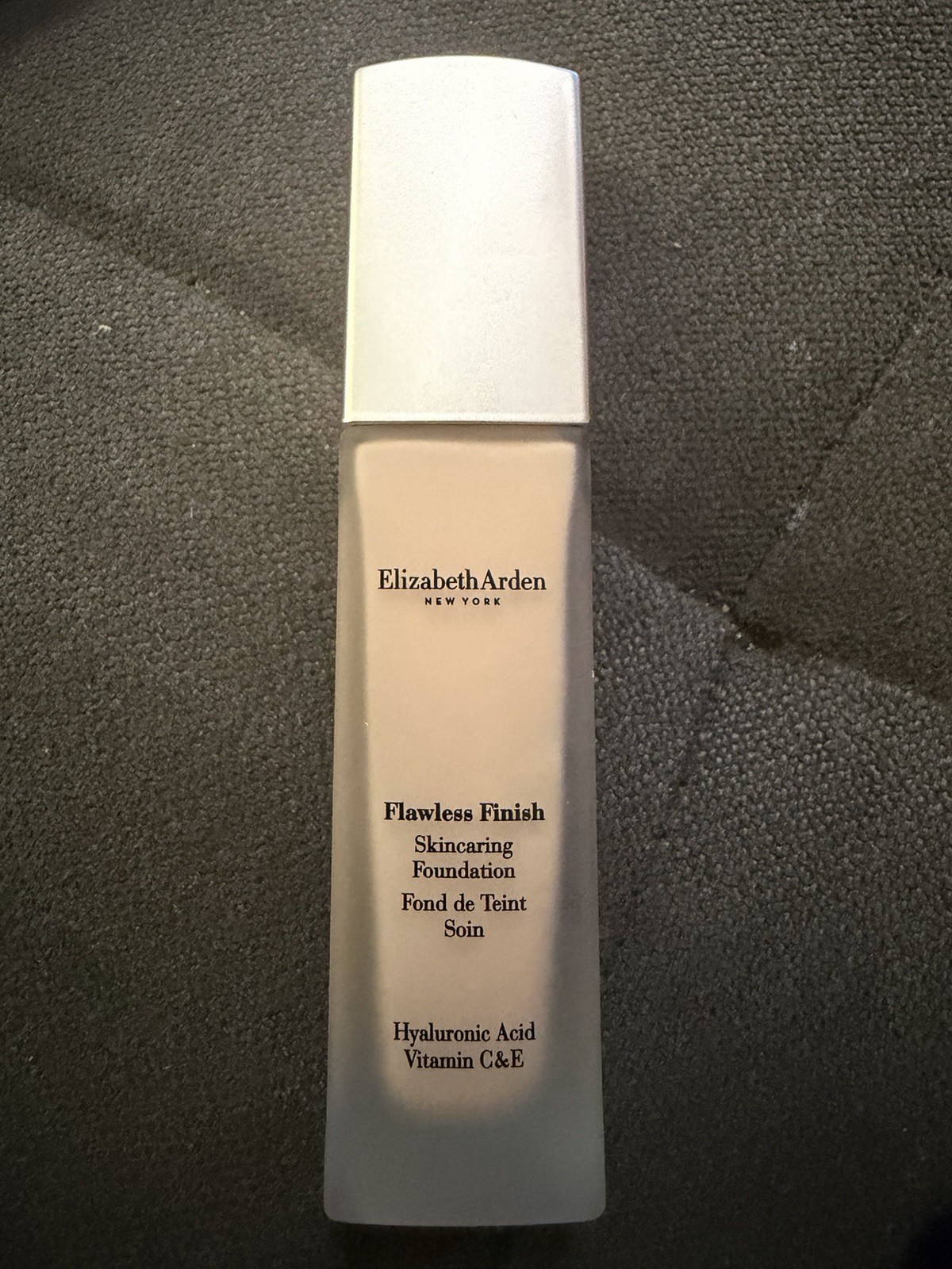 Elizabeth Arden Flawless Finish Skincaring Foundation with Hyaluronic Acid, 260N