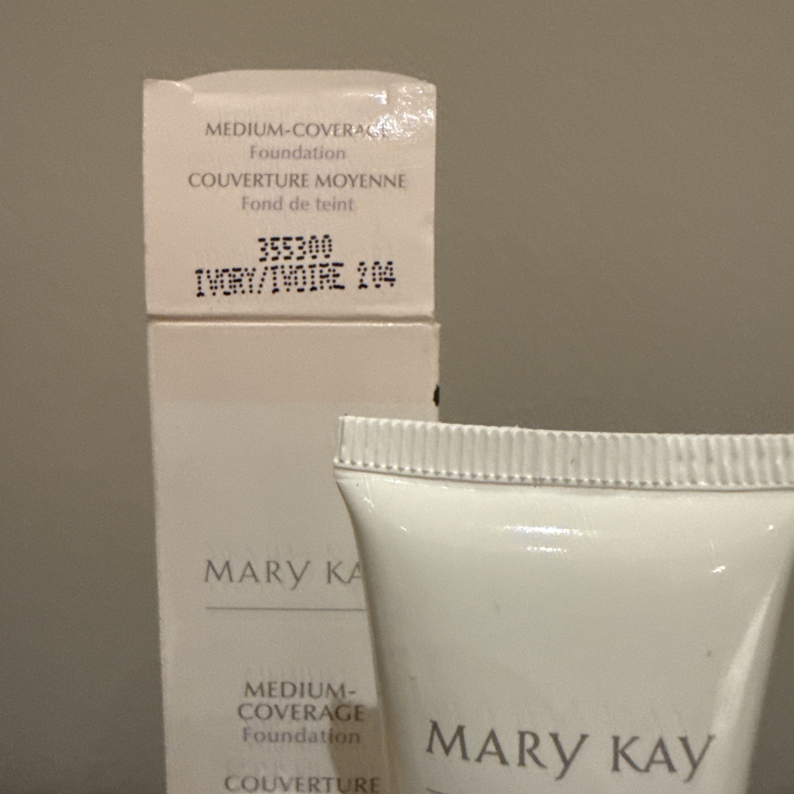 Mary Kay Medium Coverage Foundation Ivory 204 Gray Cap NIB #355300