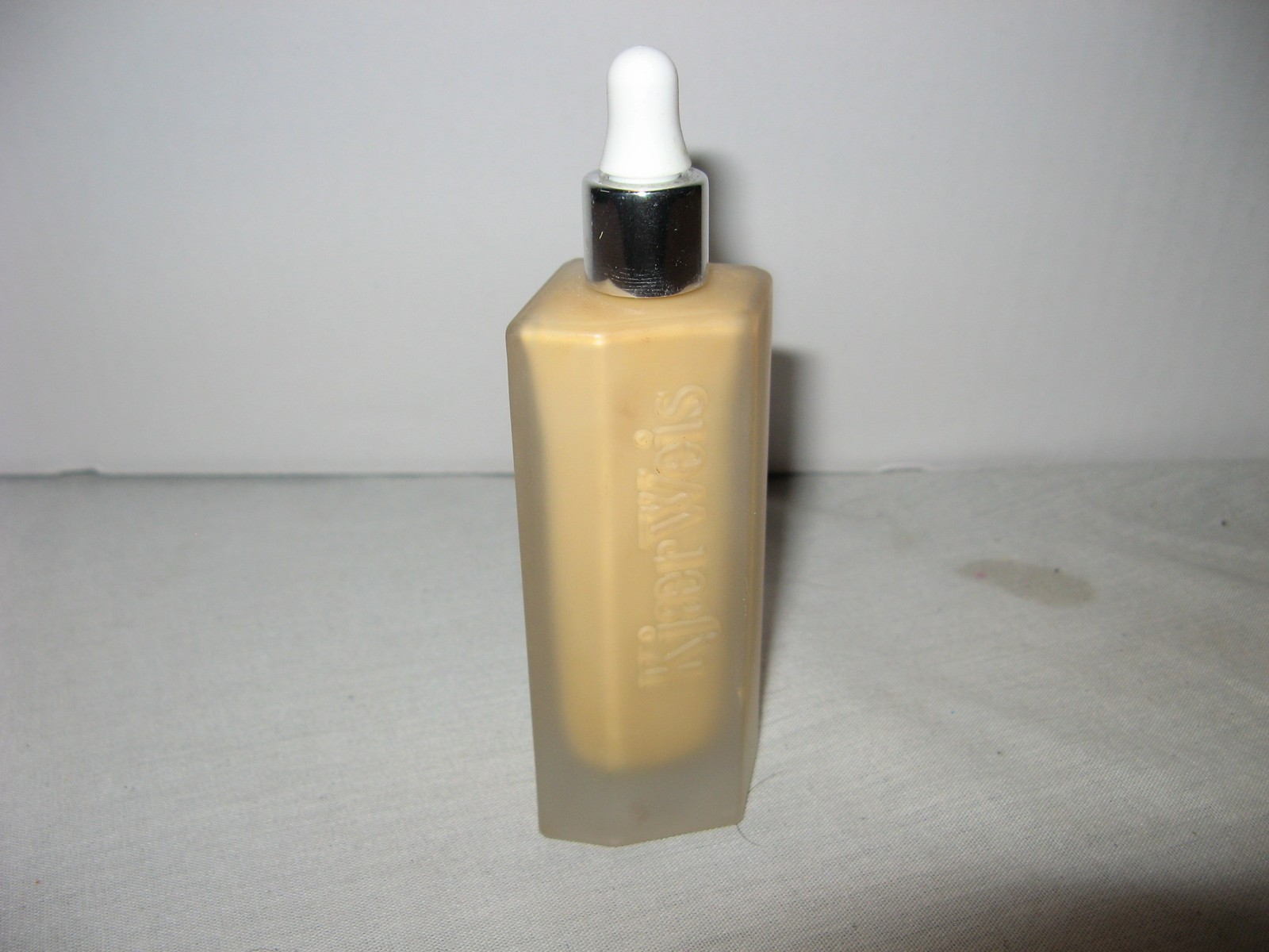 Kjaer Weis Invisible Touch Liquid Foundation 1 oz f130 Silken