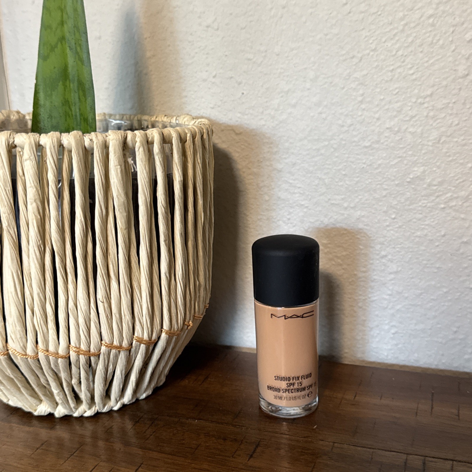 M.A.C NW30 Studio Fix Fluid SPF 15 ~1.0 fl New Without Box