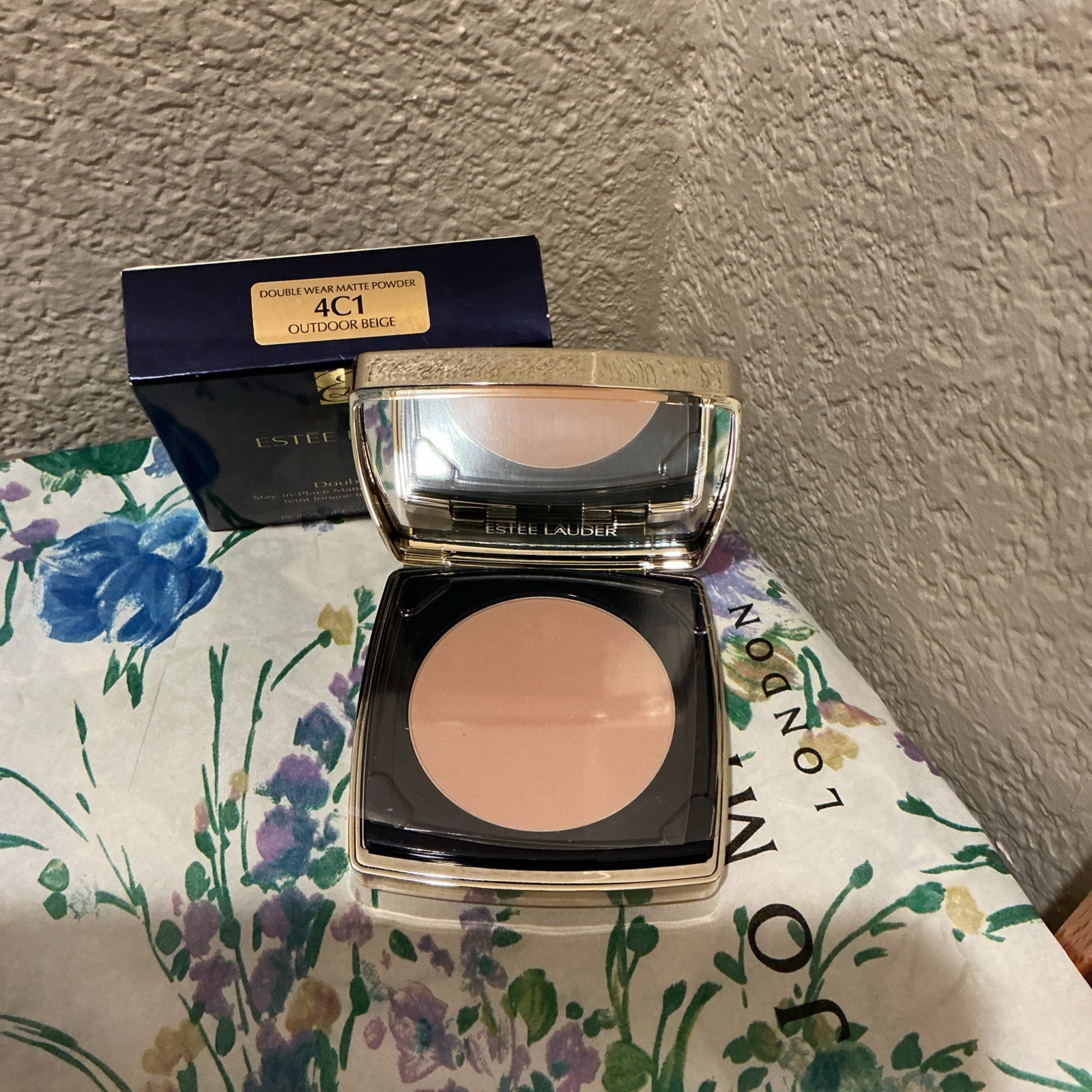 Estée Lauder Double Wear Stay-in-Place Matte Powder Foundation 4C1 Outdoor Beige