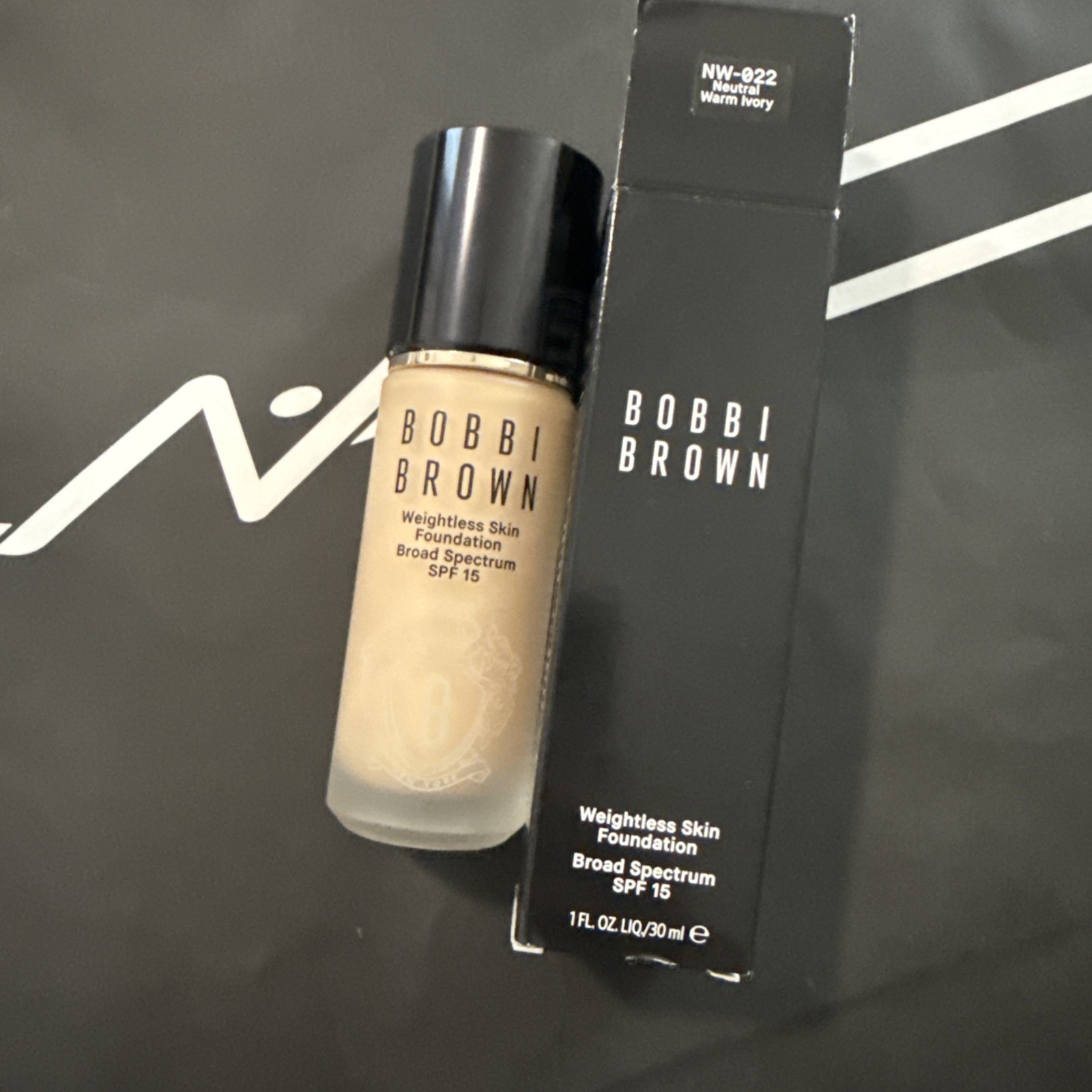 Bobbi Brown Weightless Skin Foundation SPF 15 – NW-022 Neutral Warm Ivory – NIB