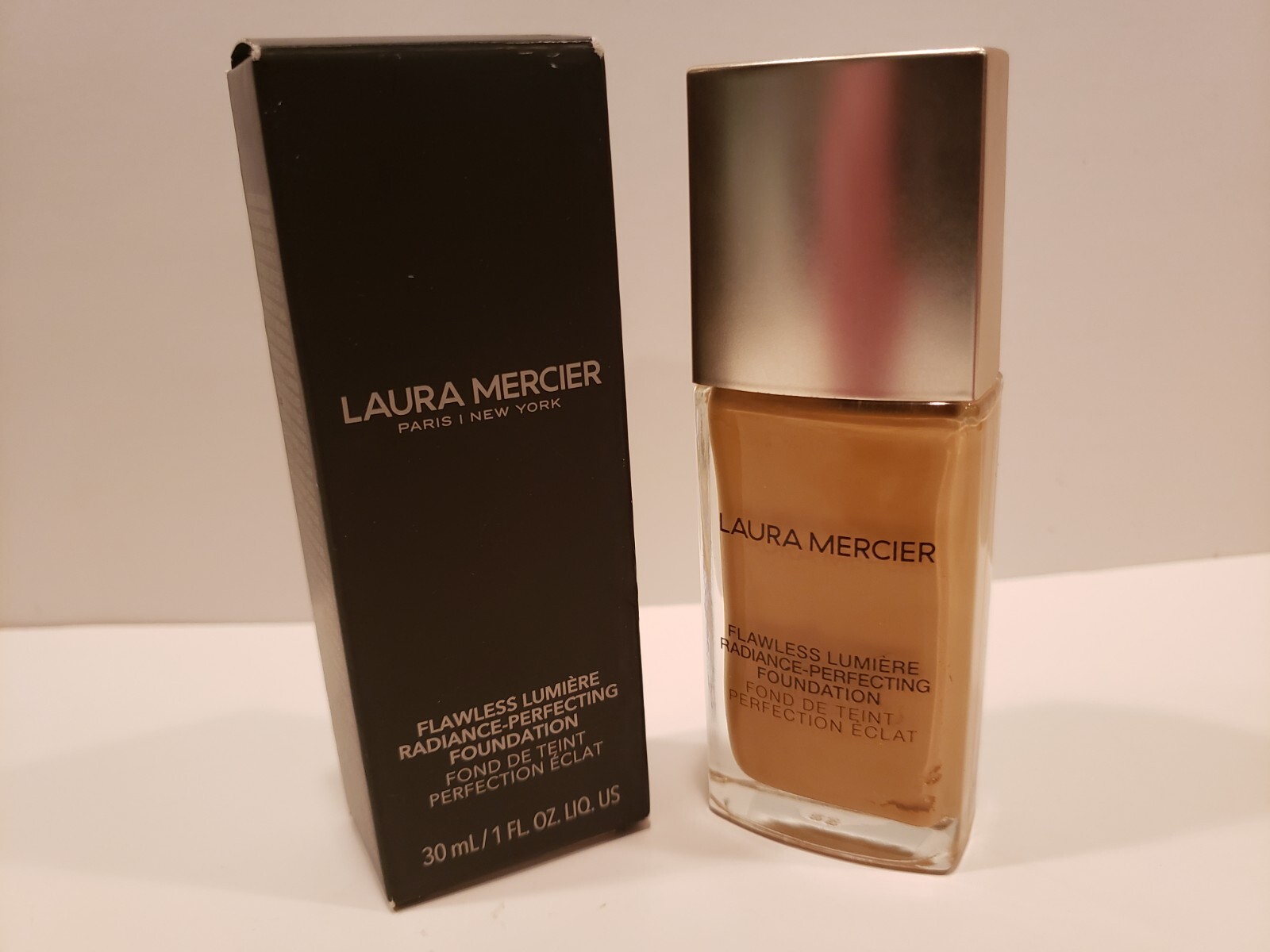 Laura Mercier~Flawless Limiere Radiance-Perfecting Foundation~2W2 Butterscotch~