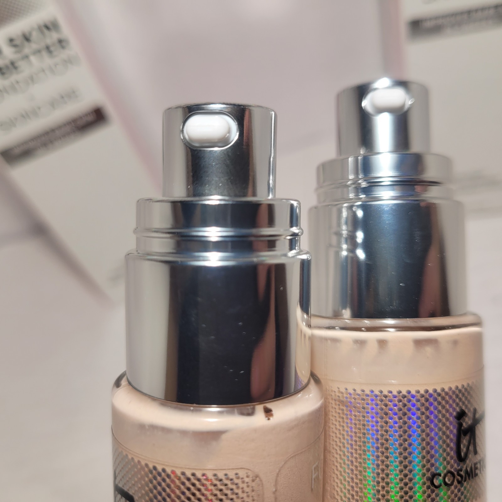 2 it Cosmetics Foundation + Skincare (Light Cool 20) Natural Radiant Finish