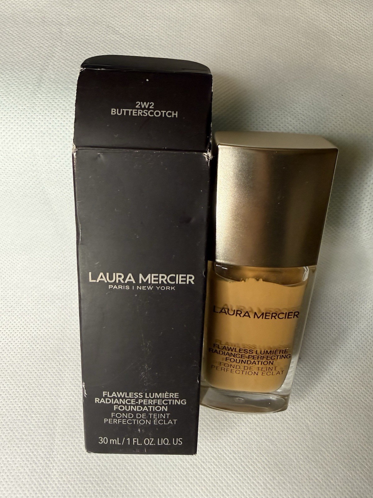 Laura Mercier Flawless Lumiere Radiance-Perfecting Foundation – 2W2 Butterscotch