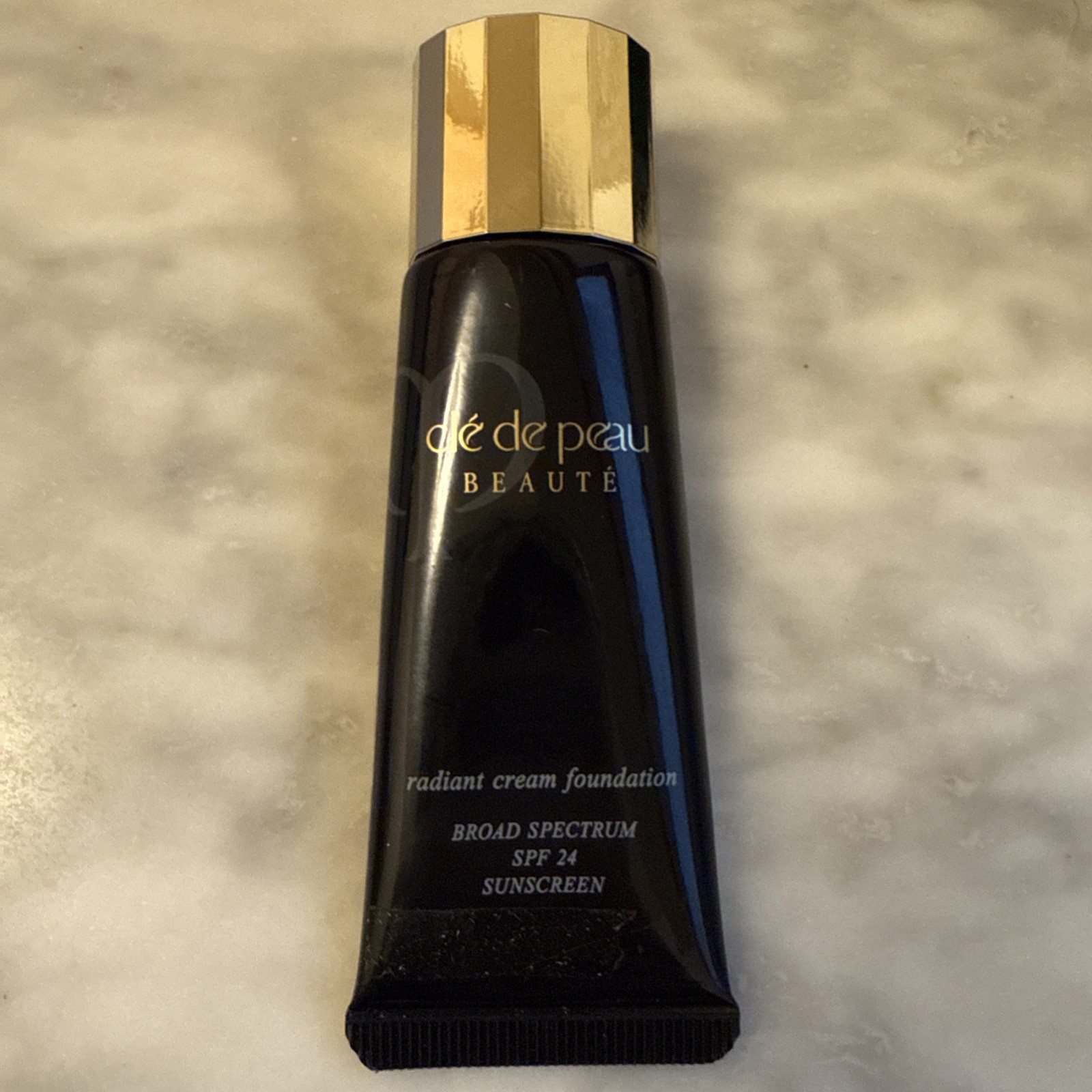 Cle De Peau Beaute Radiant Cream Foundation BF20 Light Medium Buff 21ml .87oz