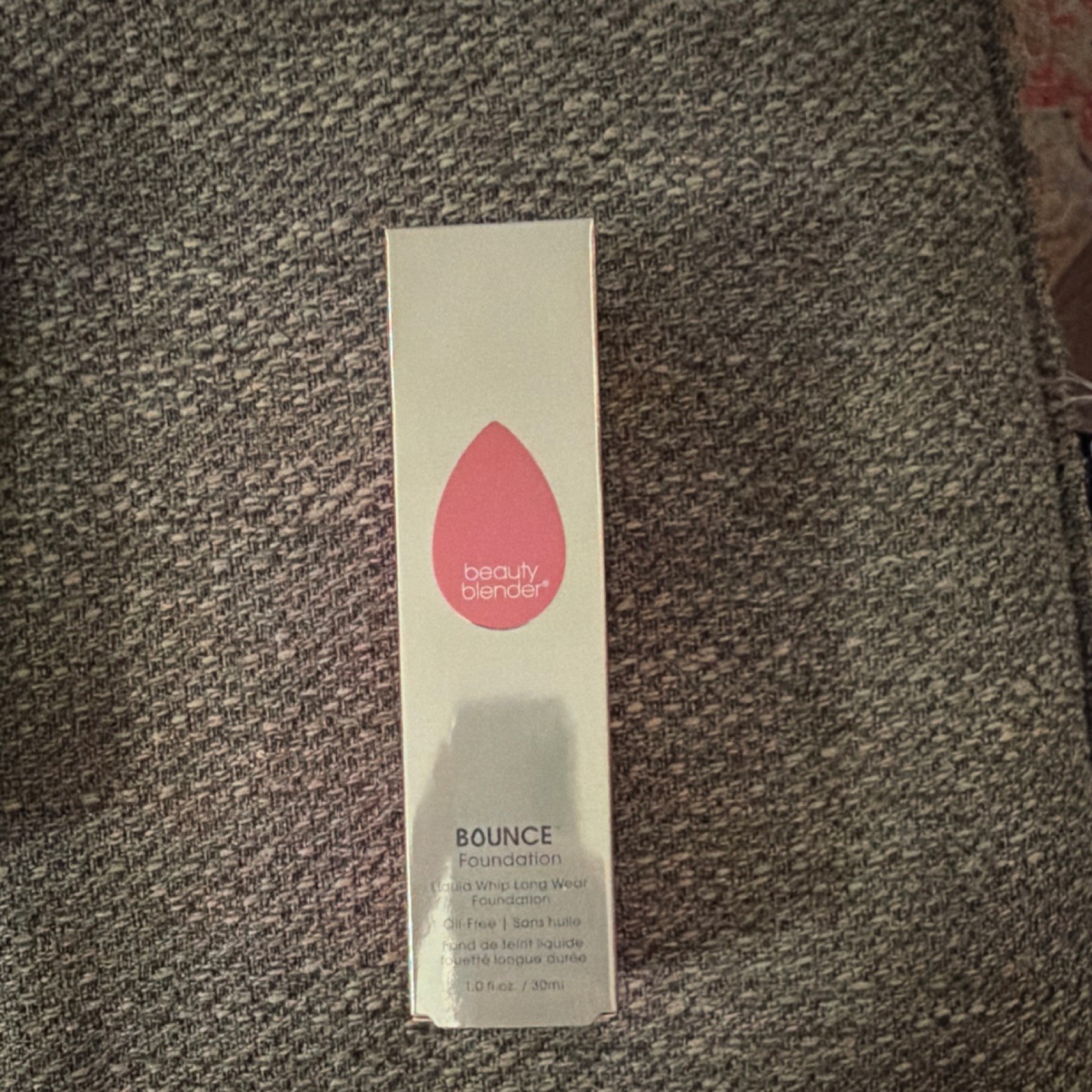 Beautyblender Bounce Foundation Light Ivory Full Coverage with blender sample