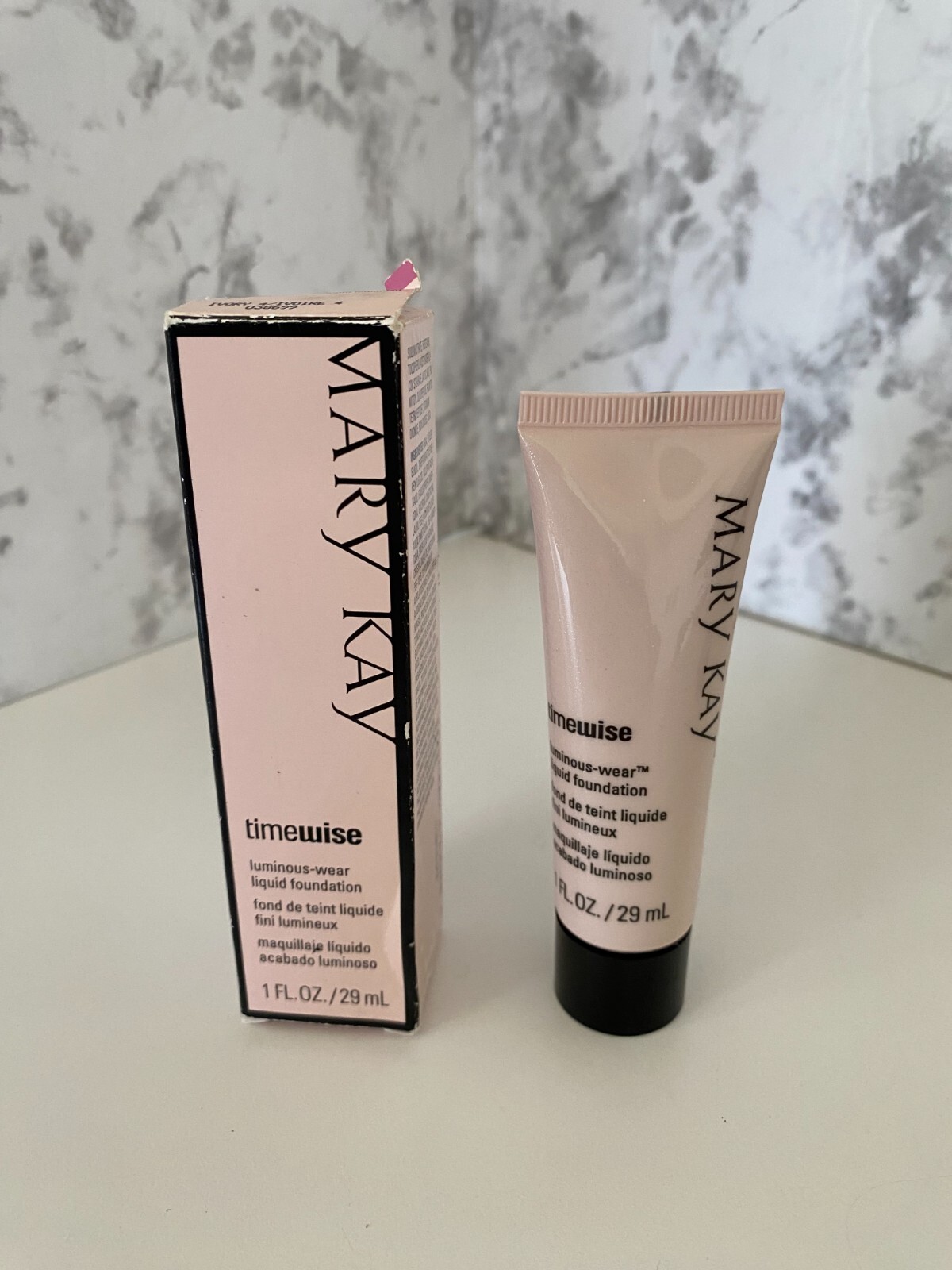 NEW MARY KAY Timewise Luminous-Wear Liquid Foundation Ivory 4 038699 Normal Dry