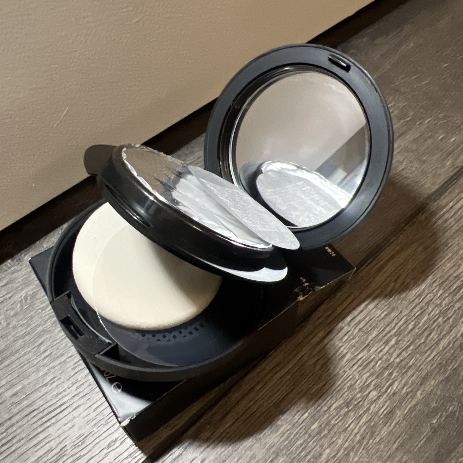 SEALED MAC COSMETICS PROLONGWEAR COMPACT FOUNDATION IN NW25